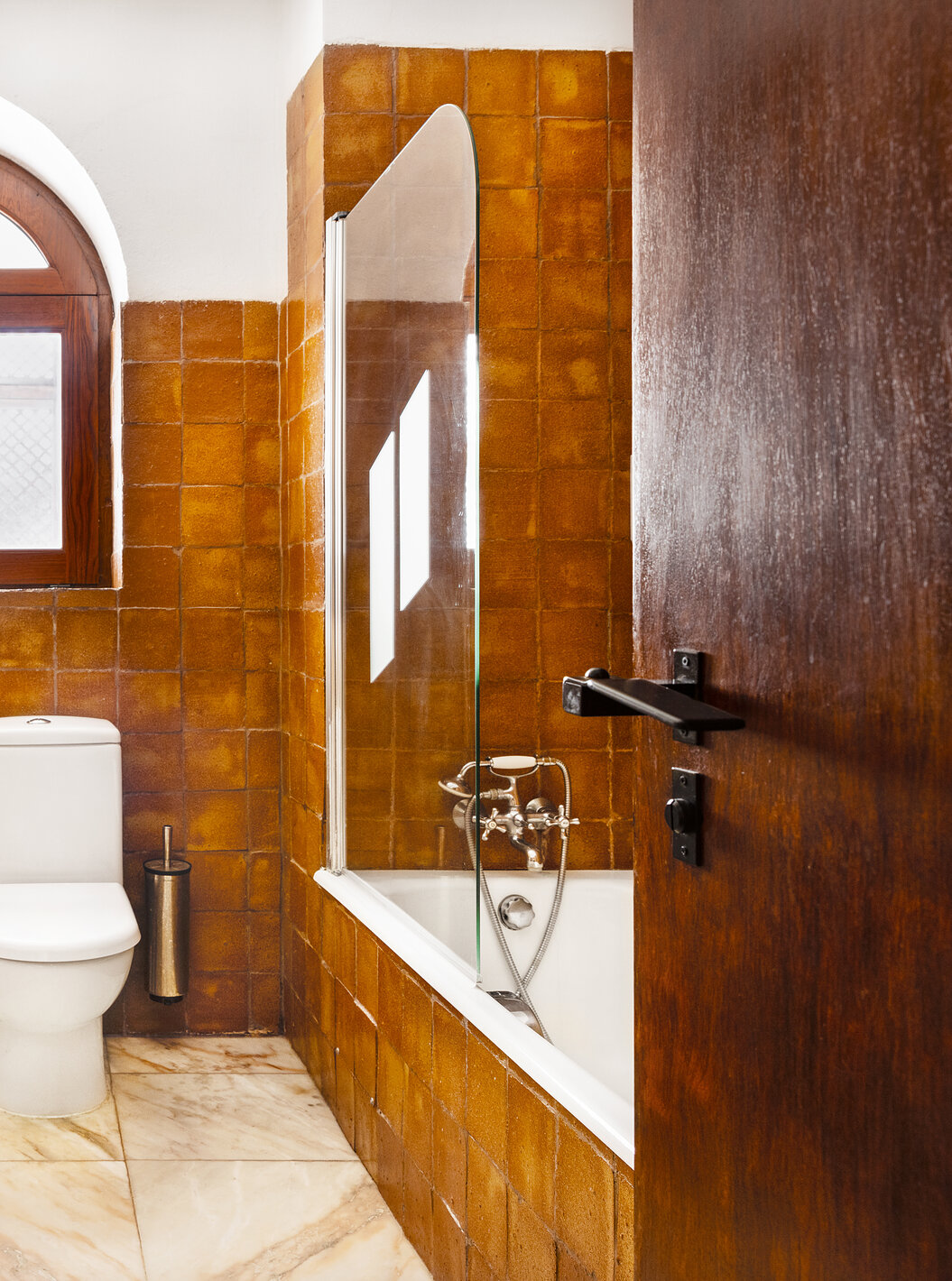 El Cuarto Familia Clásica de la Pousada Convento Vila Viçosa tiene una bañera, un inodoro, un bidé y un espejo