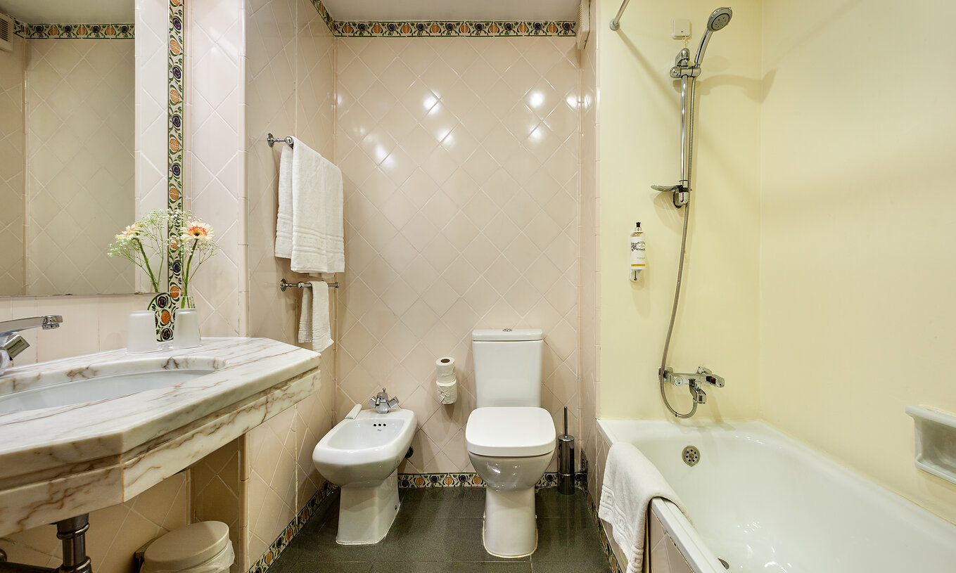 La Habitación Clásica de la Pousada Marvão cuenta con un baño con inodoro, bidet, bañera y lavabo