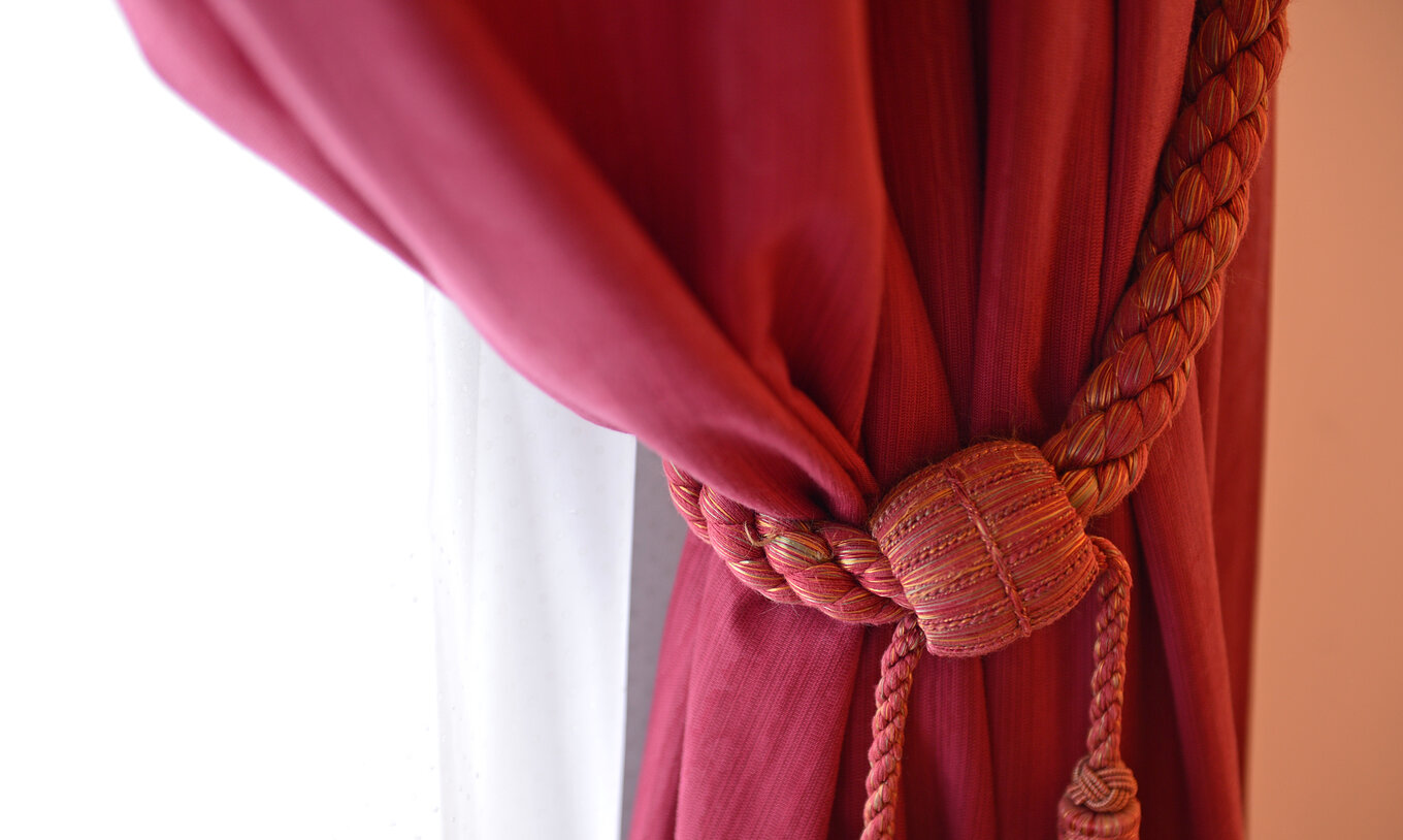 La Habitación Familiar Con Balcón con Balcón de la Pousada Marvão cuenta con una cortina roja con una cuerda