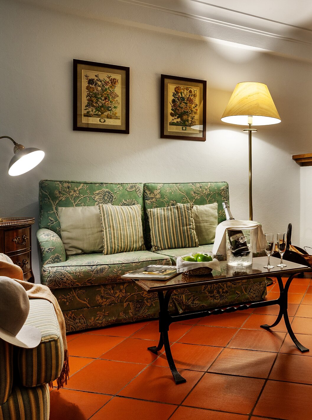 La Suite Familiar de la Pousada Marvão cuenta con una sala de estar con chimenea, sofá y sillones