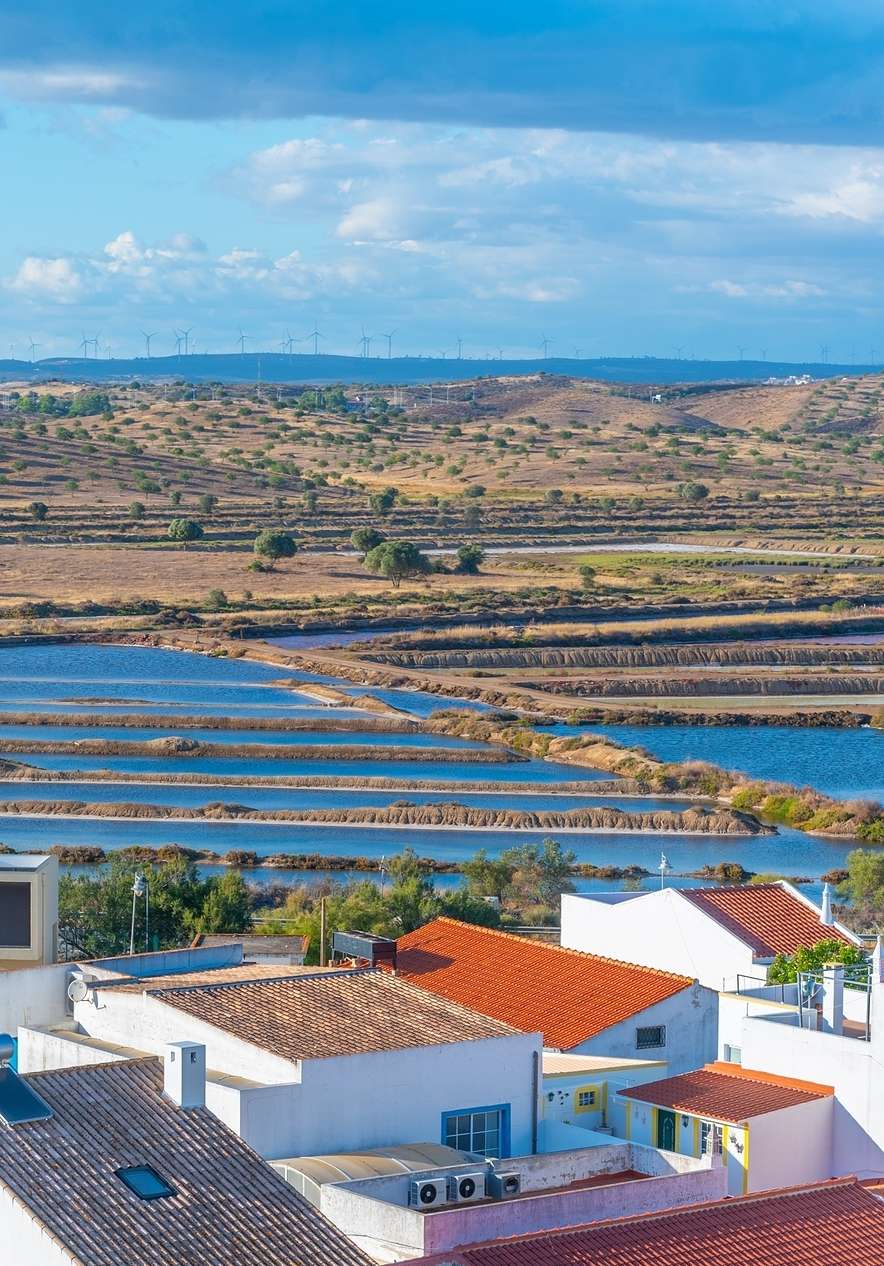 Salinas del Algarve cerca de Pousada Vila Real de Santo António, Hotel Histórico Perto da Praia y canales azules