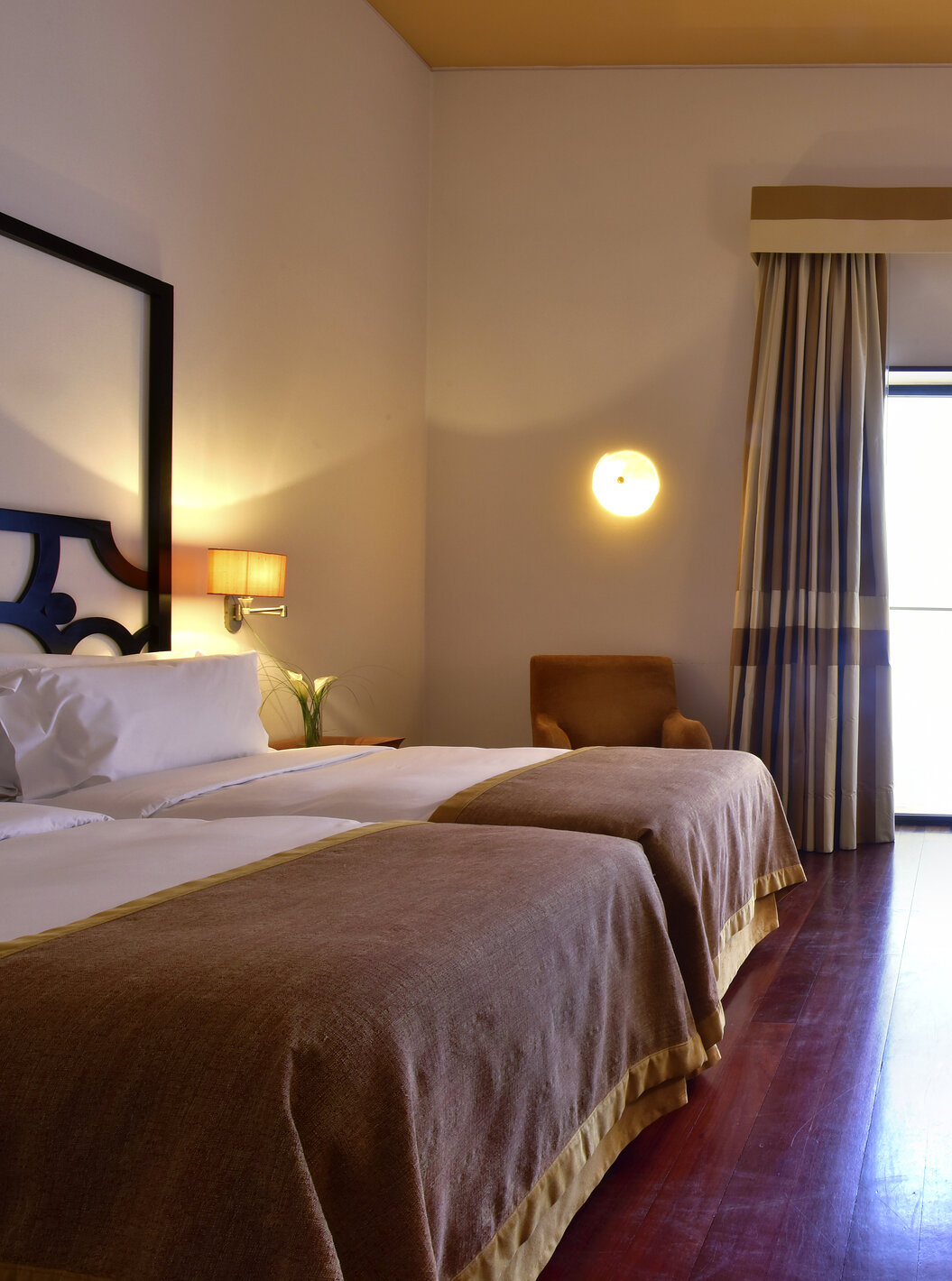 El Cuarto Superior de la Pousada Convento Tavira tiene dos camas, un escritorio, sillón y una ventana con vista al exterior