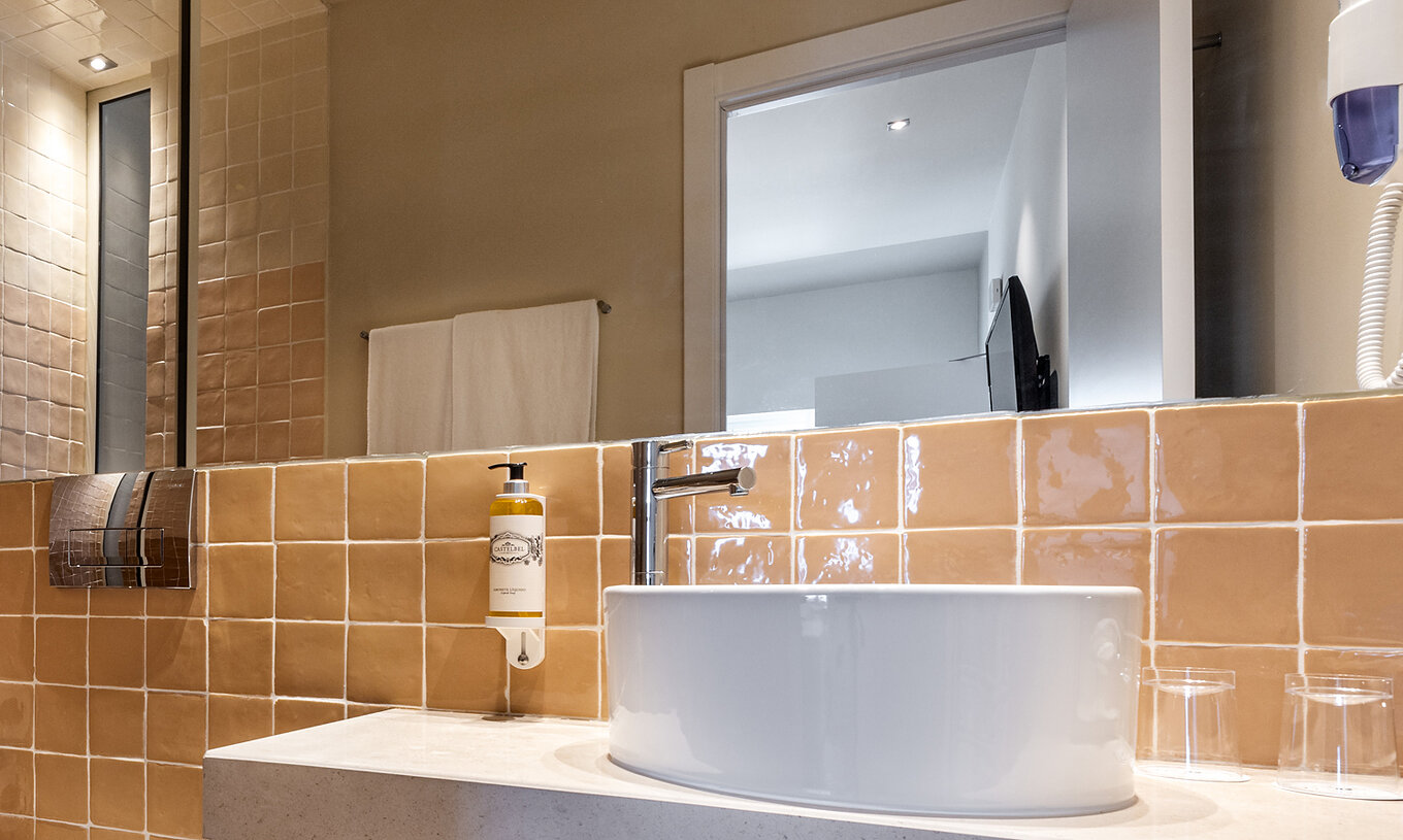 La Junior Suite Alfândega de la Pousada Vila Real de Santo António tiene lavabo, con un gran espejo encima