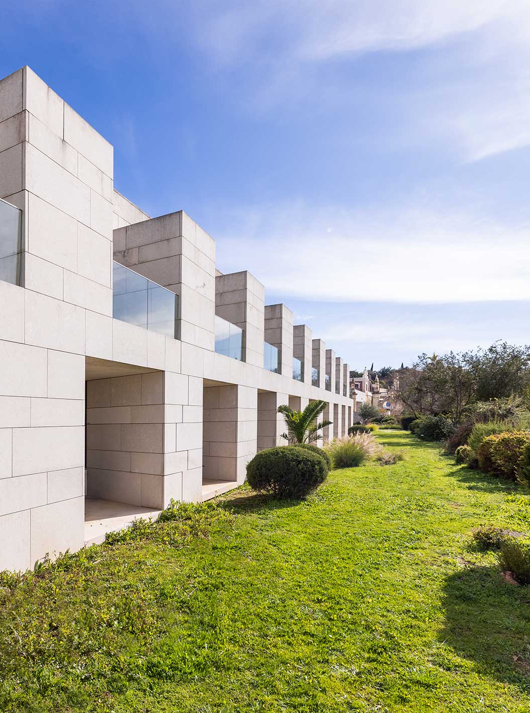 La Habitación Clásica Plus de la Pousada Palácio Estoi tiene varias balcones abiertos con un espacio muy agradable