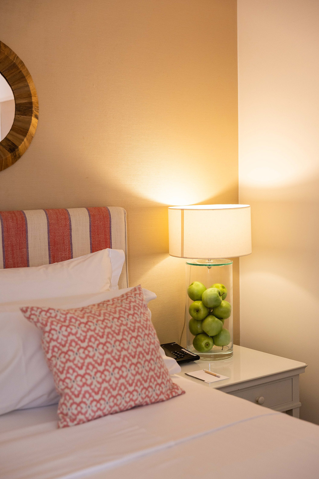 La Habitación Clásica de la Pousada Sagres tiene un cabecero colorido y una lámpara con manzanas verdes en el interior