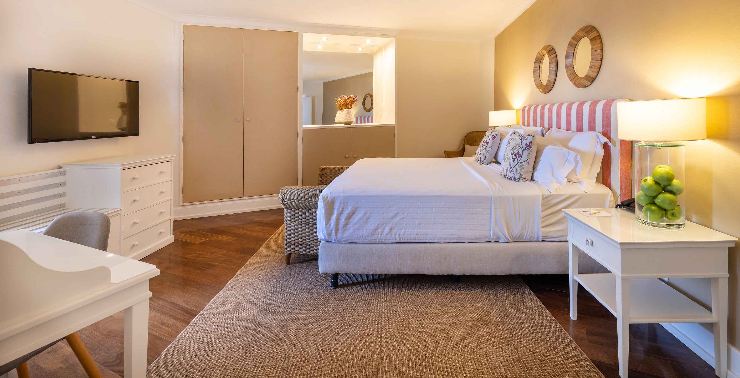 La Suite Especial de la Pousada Sagres tiene un dormitorio con cama doble, armarios, espejo, escritorio y televisión