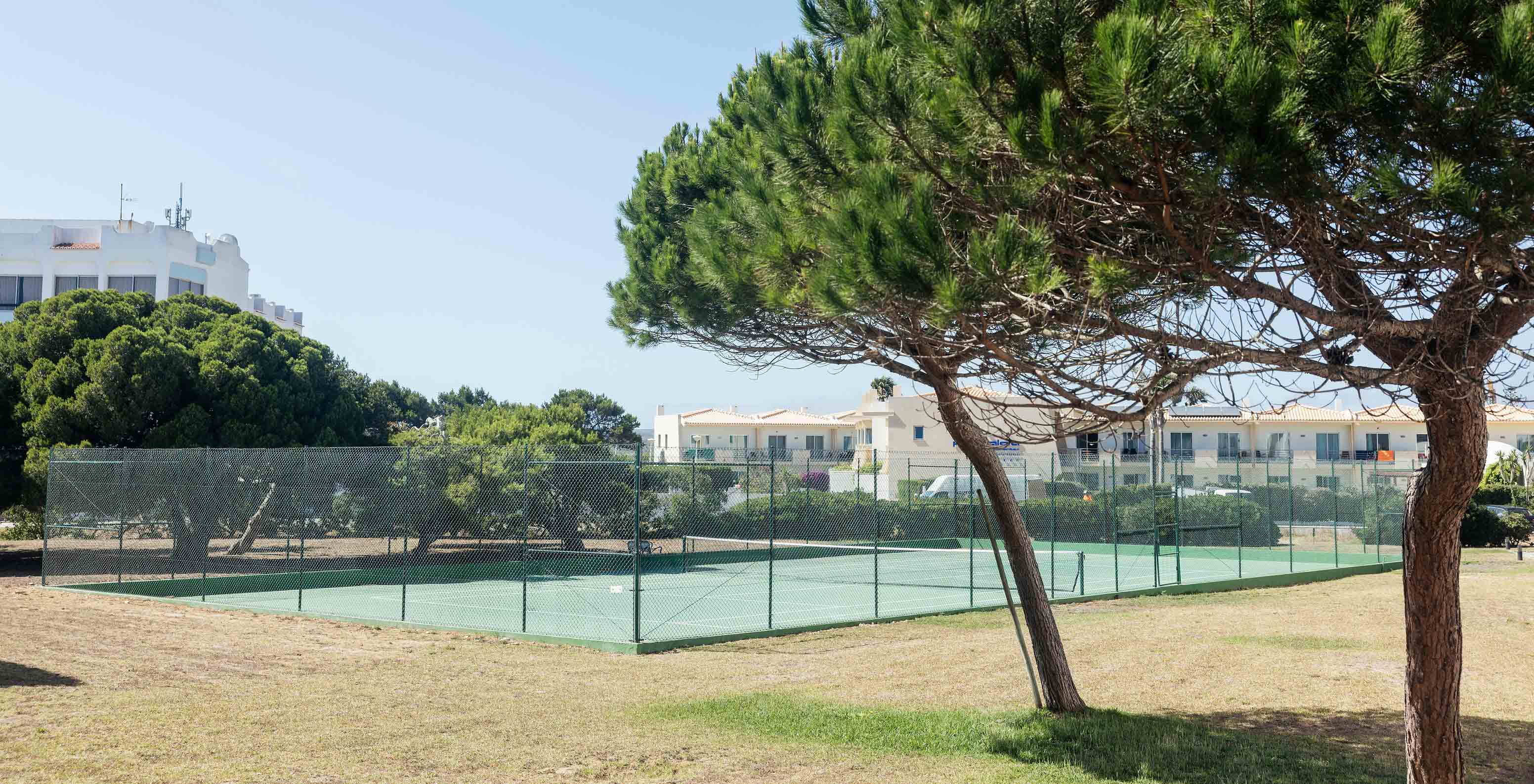 El hotel, a 5 minutos de la playa en Sagres, tiene una pista de tenis rodeada de vegetación que los huéspedes pueden usar