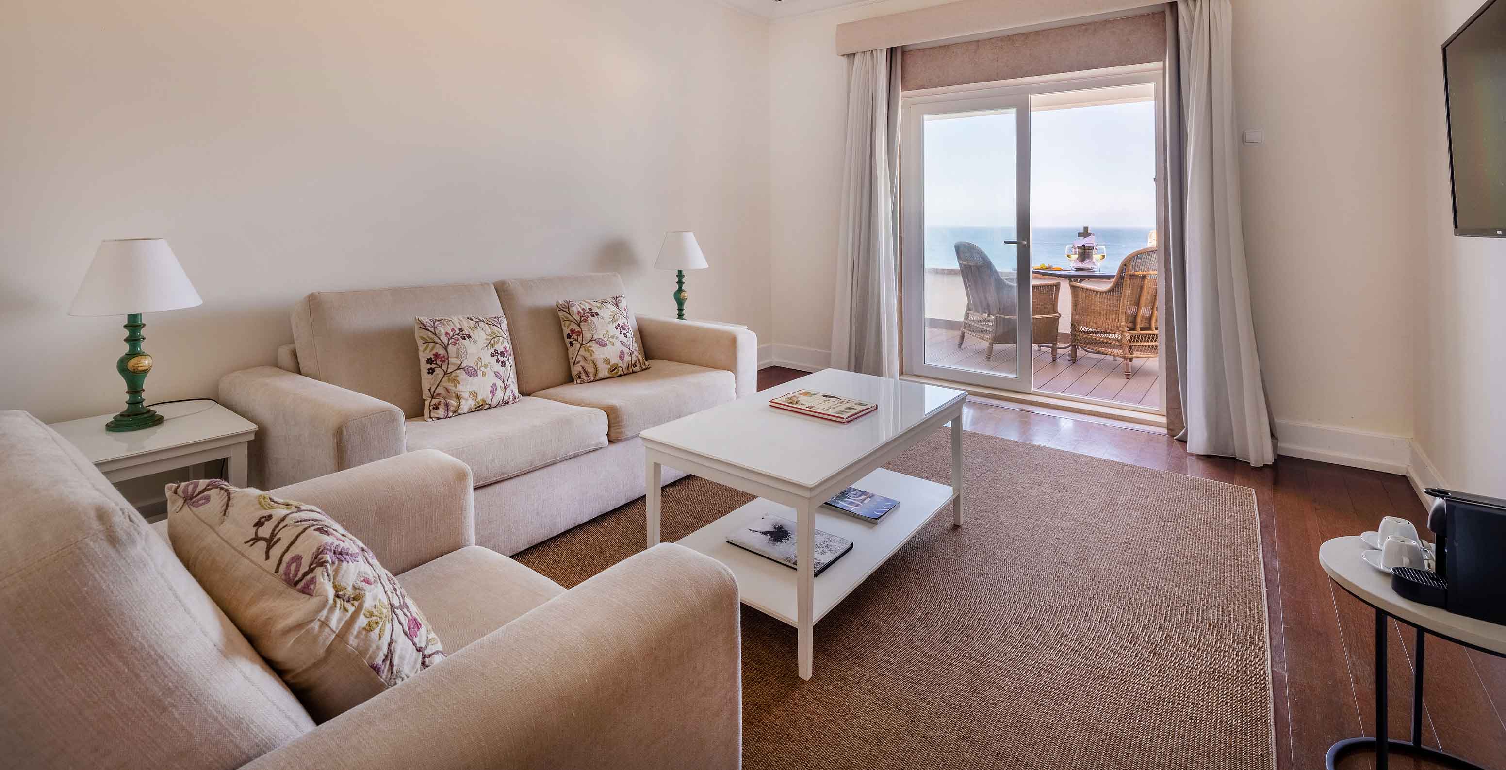 La Suite Especial de la Pousada Sagres cuenta con una sala de estar con sofá, televisión y balcón