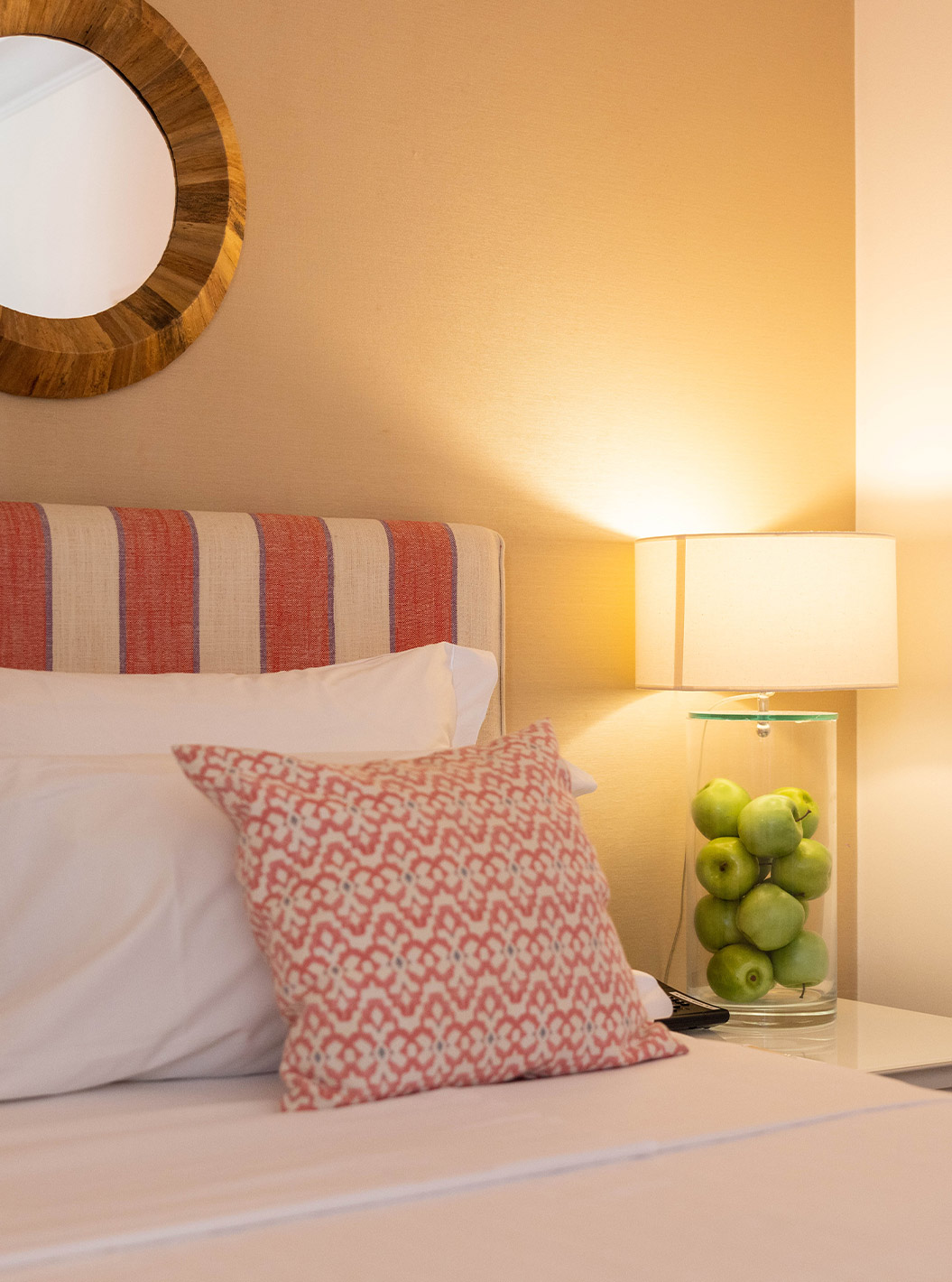 La Habitación Clásica de la Pousada Sagres tiene una cama doble y una lámpara con manzanas verdes en el interior