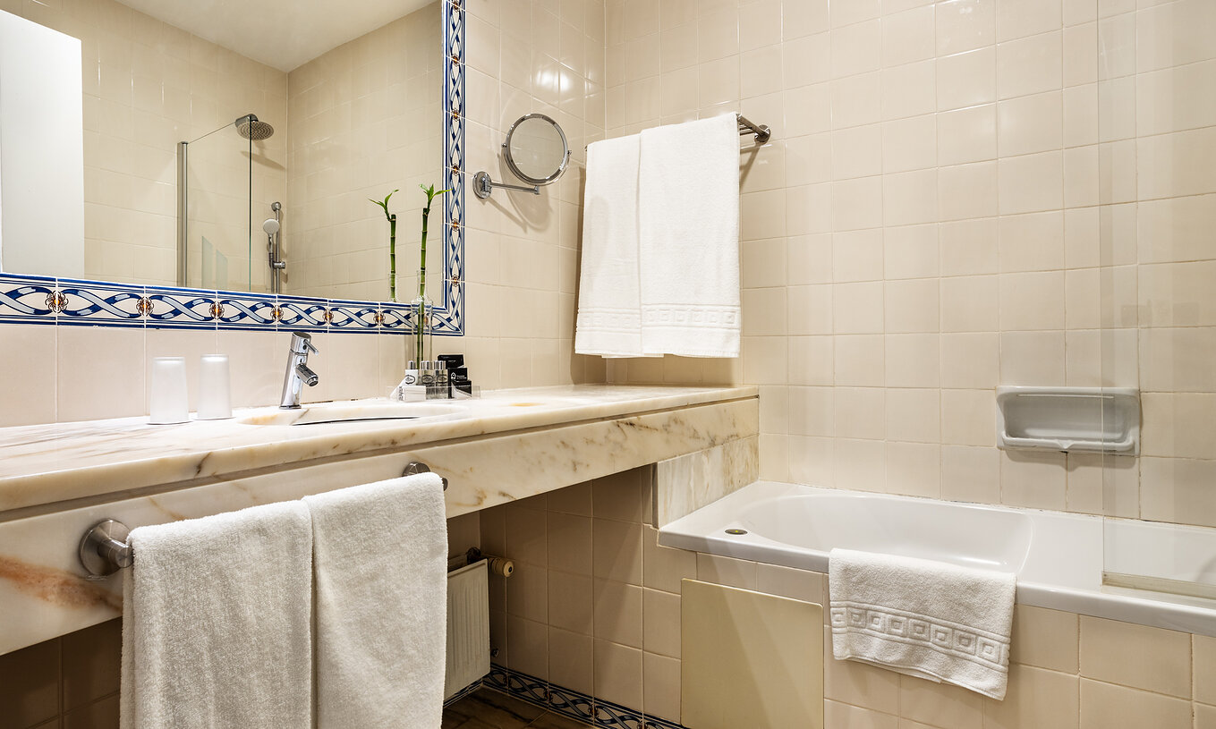 La Master Suite de la Pousada Sagres cuenta con un baño con lavabo con amenities, toallas y bañera