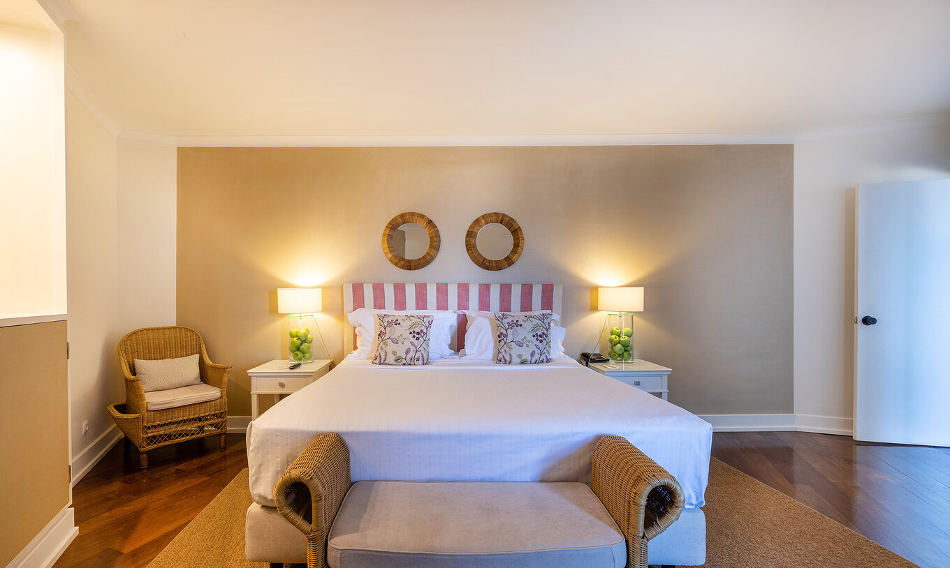 La Suite Especial de la Pousada Sagres tiene una cama doble, un banco y un pequeño sillón