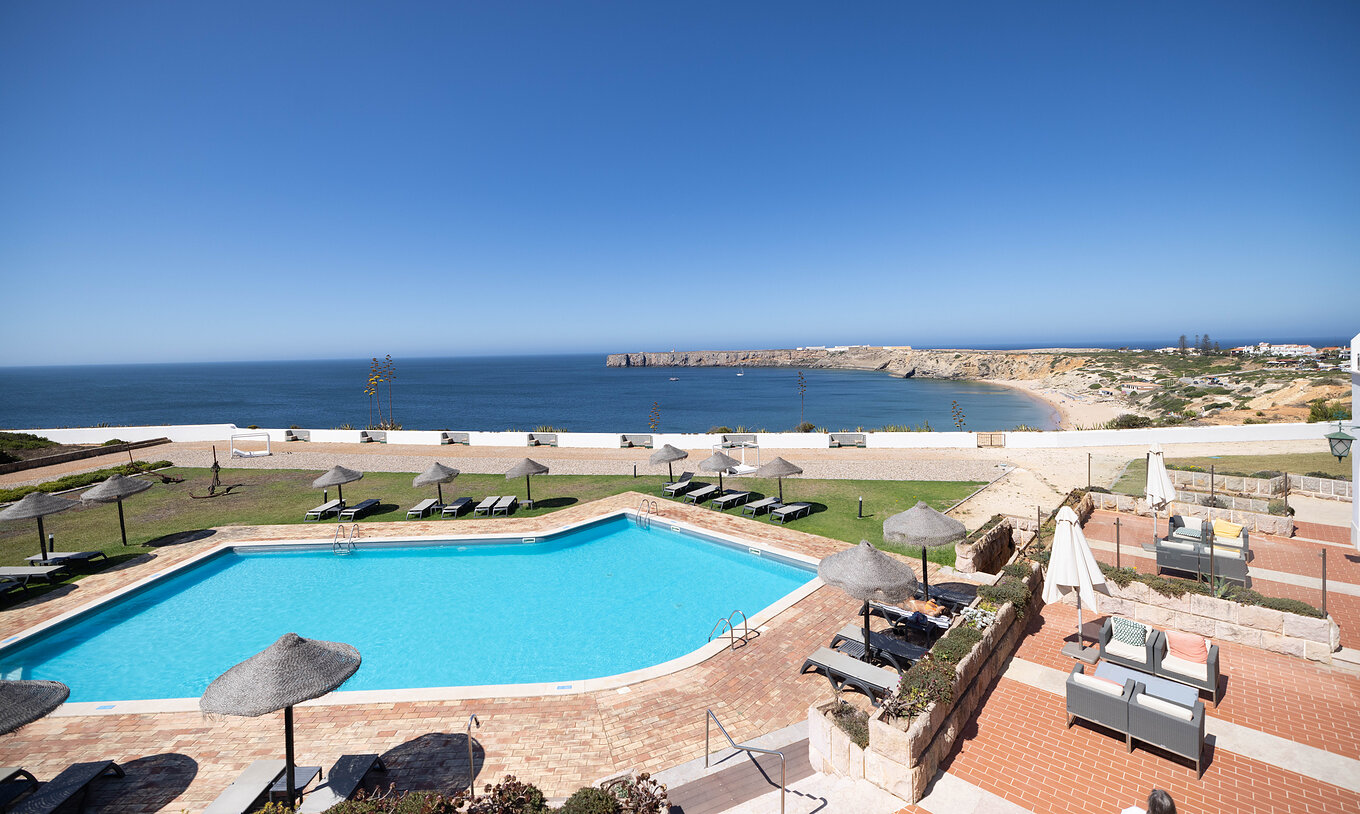 La Suite Especial de la Pousada Sagres tiene un balcón con una amplia vista a la piscina exterior y al mar