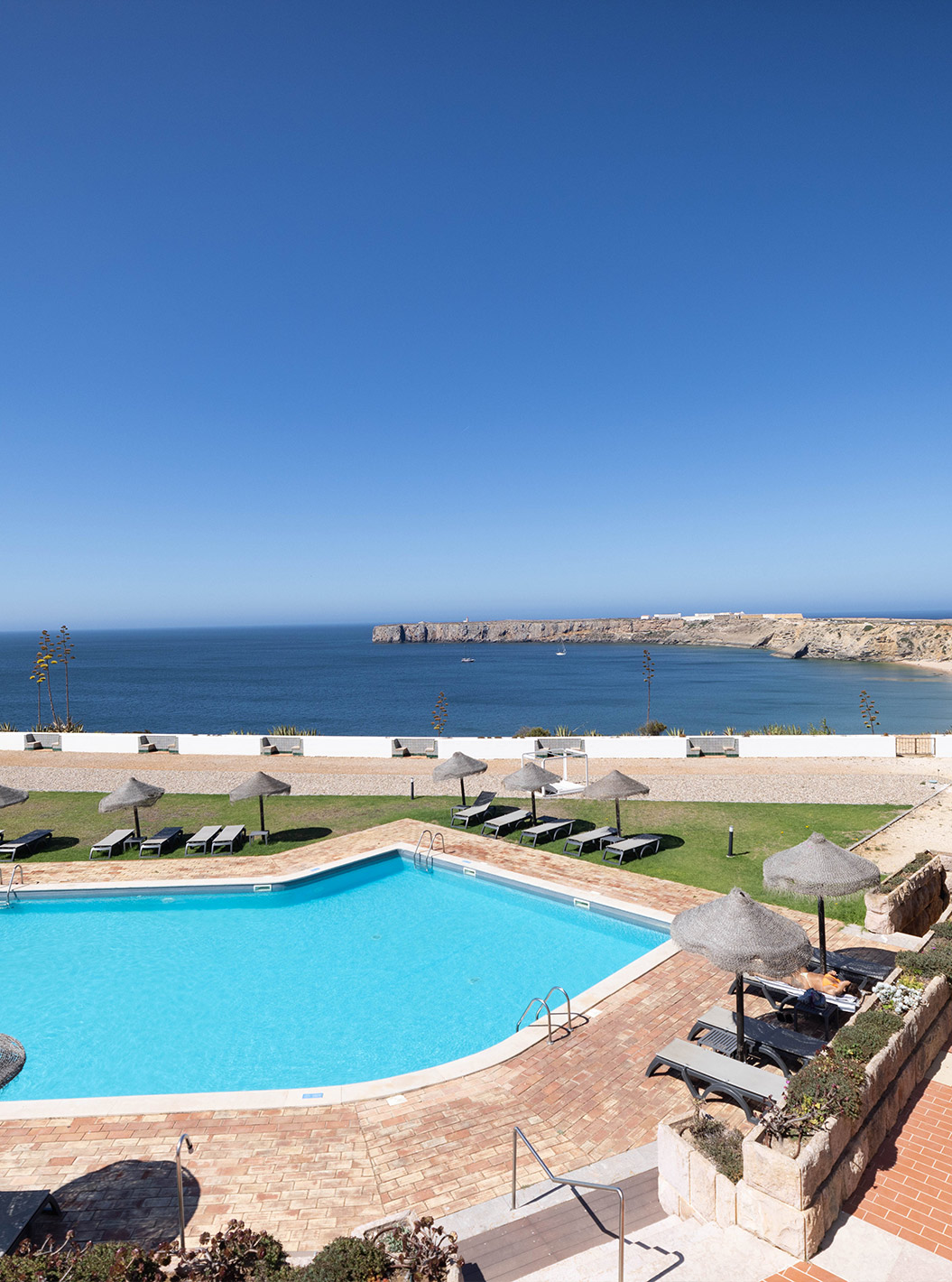 La Suite Especial de la Pousada Sagres tiene un balcón con una amplia vista a la piscina exterior y al mar