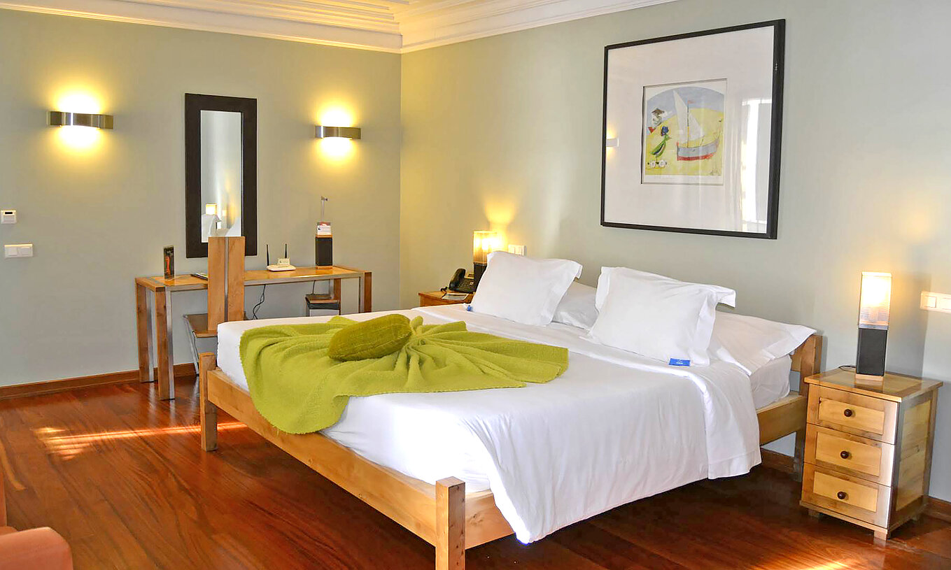 El Suite Standard de la Pousada Forte Angra do Heroísmo tiene una cama de matrimonio, dos mesas de noche y escritorio