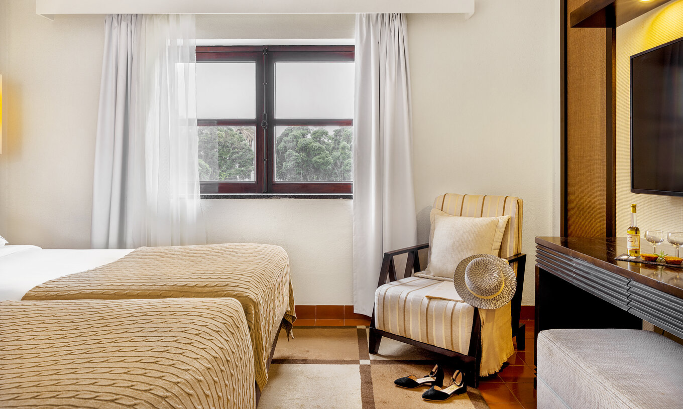 El Cuarto Clásico, Vista Ciudad de la Pousada Forte Horta tiene un sillón, dos camas individuales y ventana