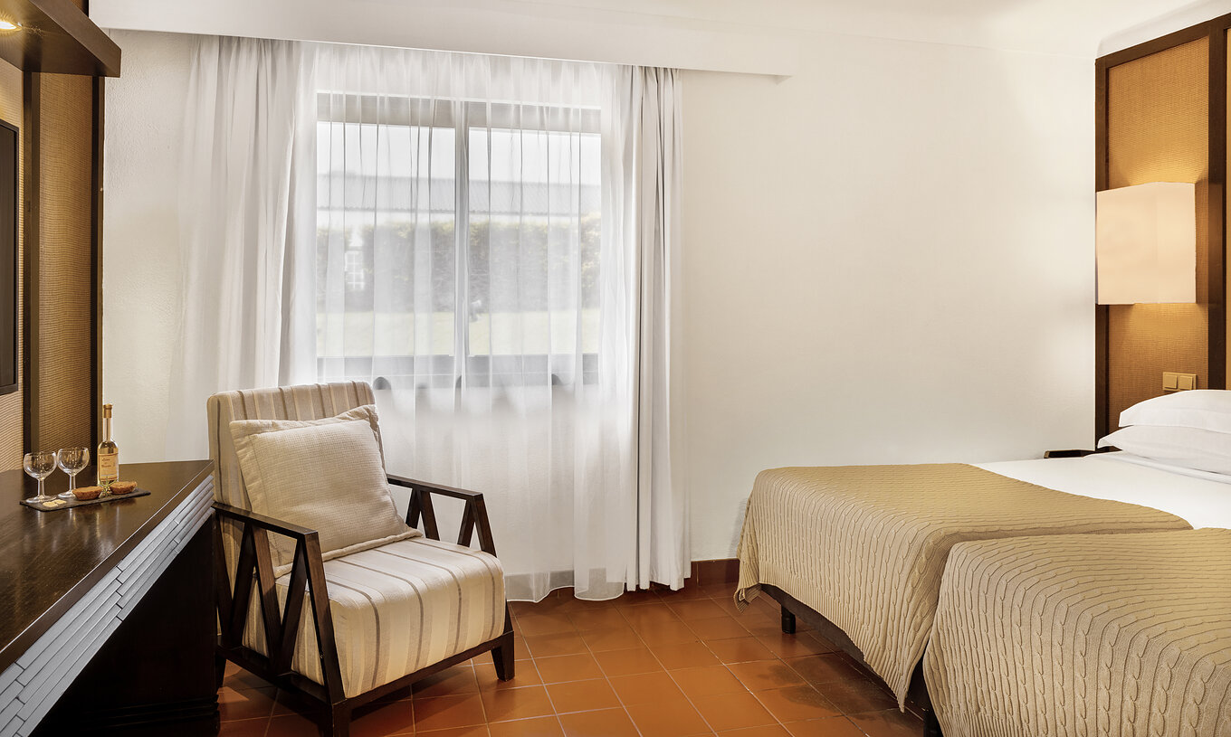 El Cuarto Clásico de la Pousada Forte Horta tiene un sillón, dos camas individuales y ventana