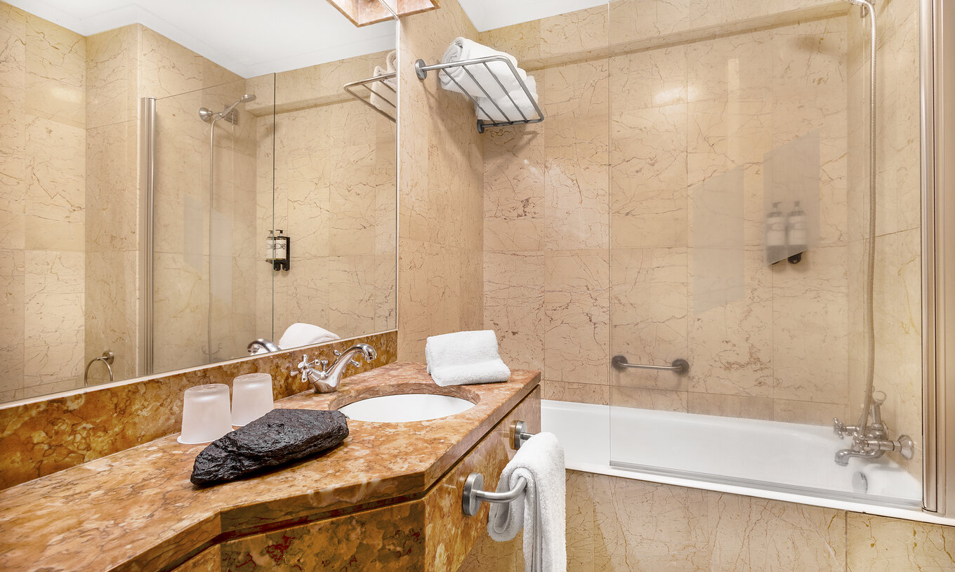 El Cuarto Superior Familiar de la Pousada Forte Horta tiene un baño con lavabo, bañera con ducha y toalla