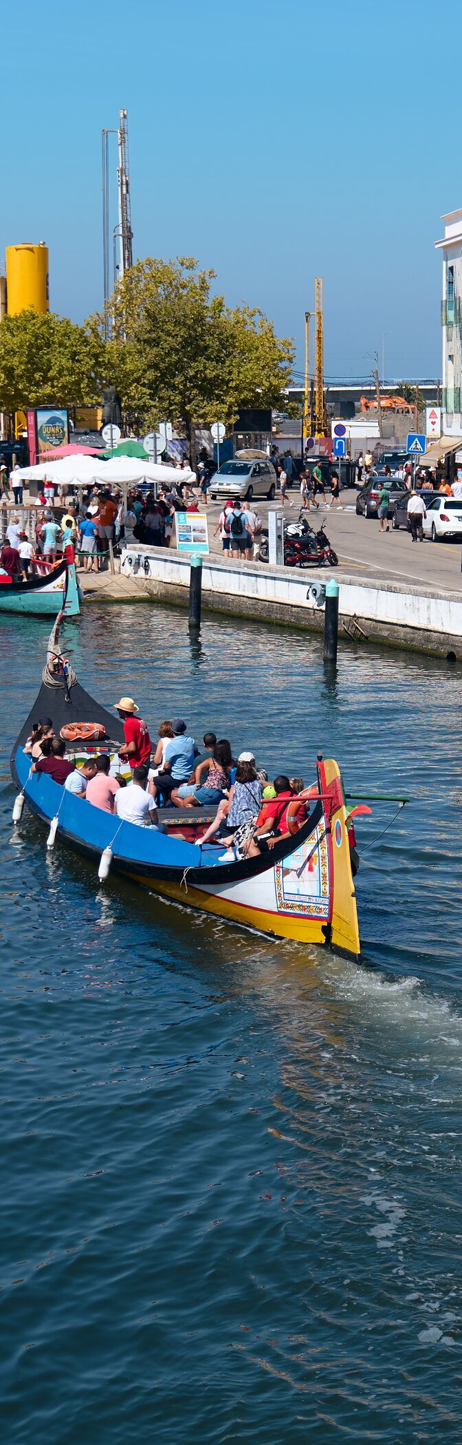 Paseo en los históricos barcos moliceiros por los canales de Aveiro en Portugal