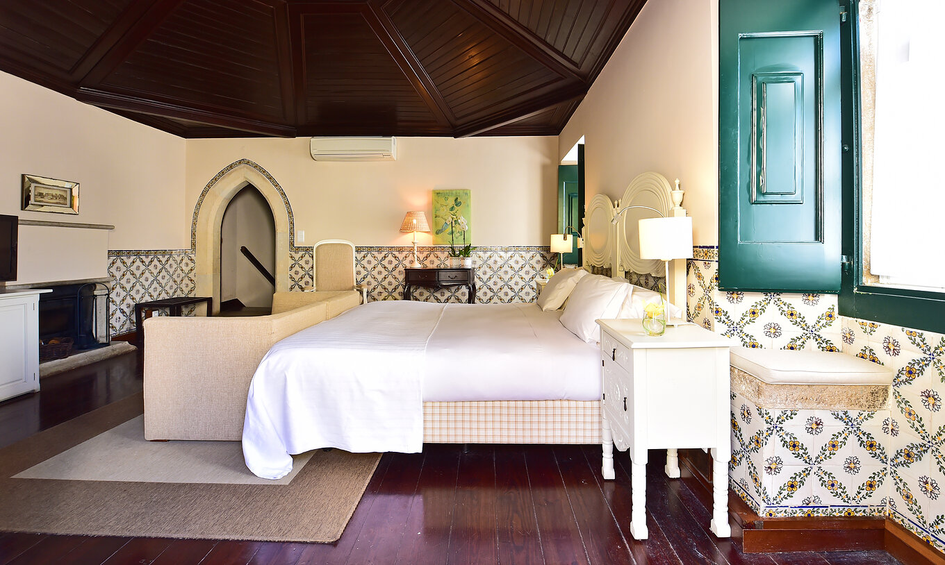 El cuarto Large Family Casa do Castelo de la Pousada Castelo Óbidos tiene una cama de matrimonio con mesita y sofá