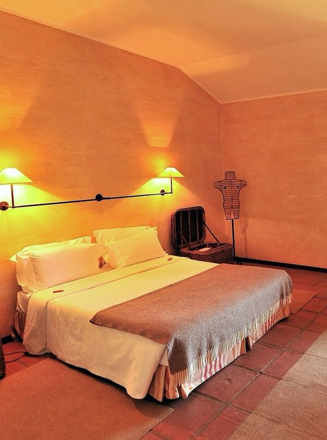 El Cuarto Clásico de la Pousada Convento de Belmonte tiene un cuarto con una cama de matrimonio, dos sillones y una ventana