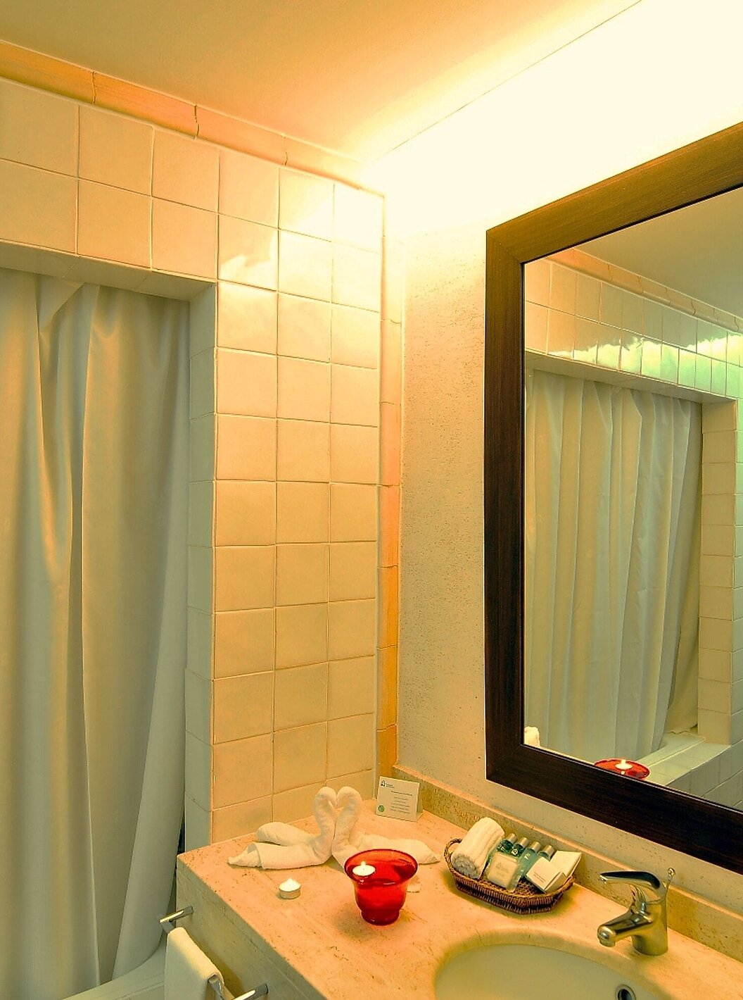 El Cuarto Superior de la Pousada Convento de Belmonte tiene un baño con bañera, lavabo y espejo