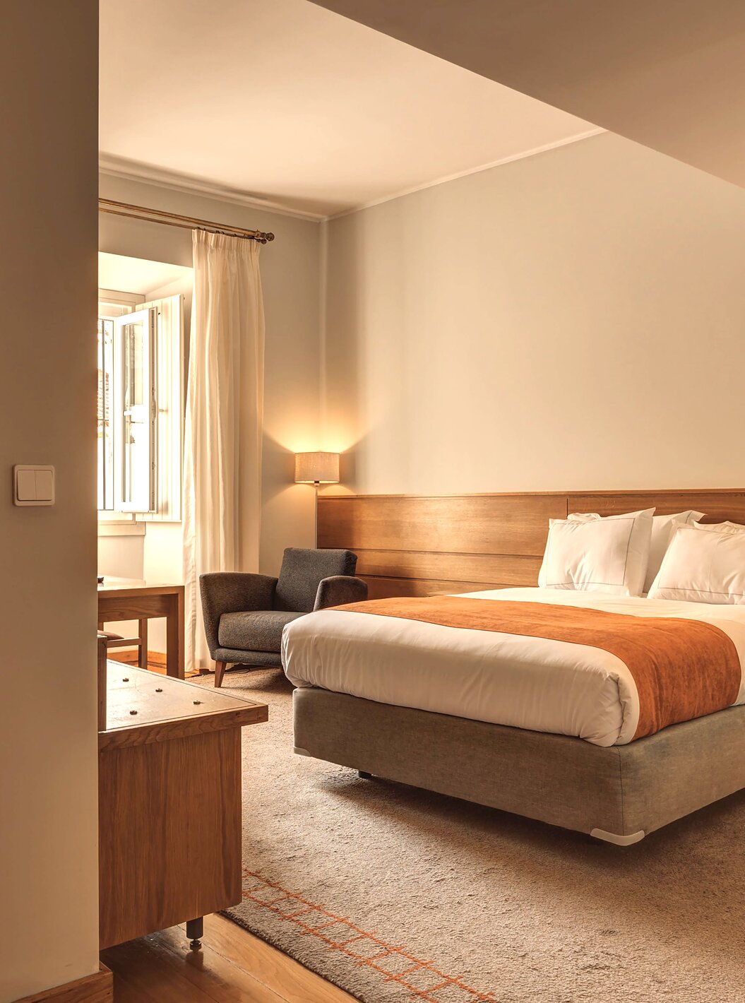 La Habitación Familiar de la Pousada Ourém tiene una cama matrimonial, una ventana y una mesa de noche