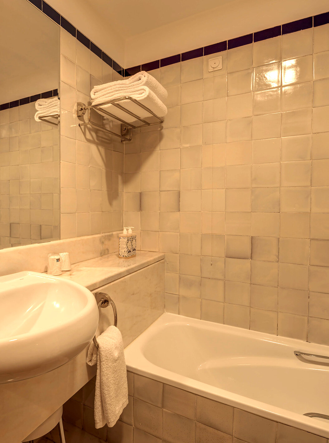 La Habitación Superior Familiar de la Pousada Ourém tiene un baño con lavabo, un espejo grande y una bañera