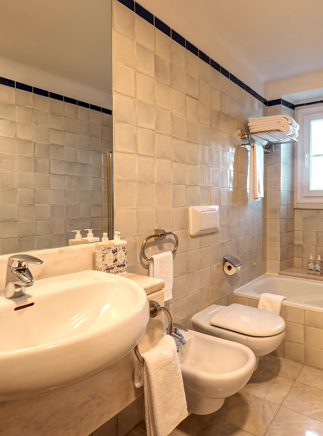 La Habitación Superior de la Pousada Ourém tiene un baño con bañera con ducha, lavabo, inodoro y bidet