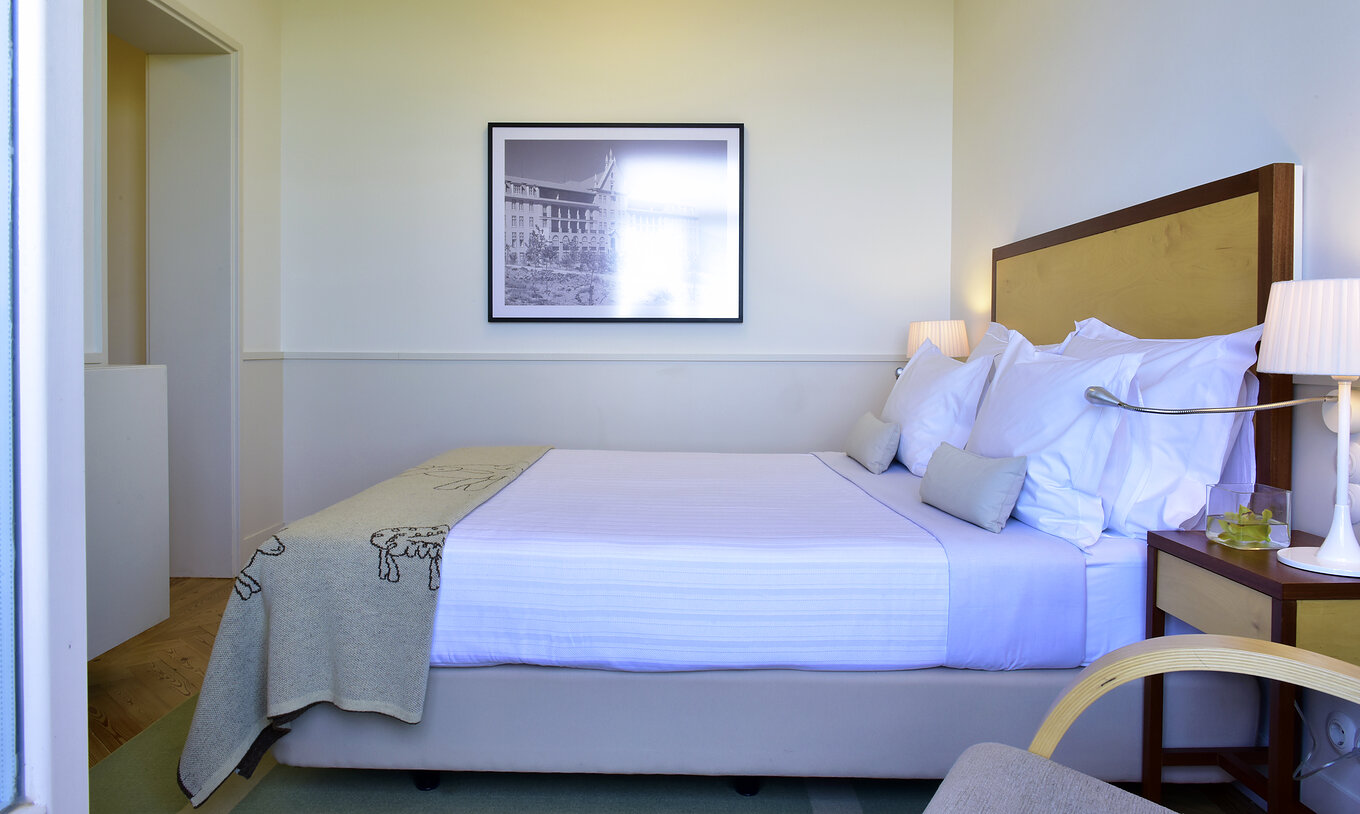 El Cuarto Clásico de la Pousada Serra da Estrela tiene una cama, dos mesas de cabeceira y un cuadro del antiguo sanatorio