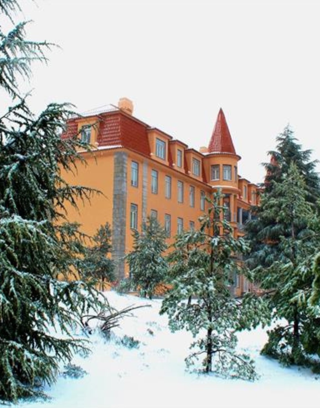 Vista del edificio de la Pousada Serra da Estrela hotel histórico en la Serra da Estrela rodeado de nieve