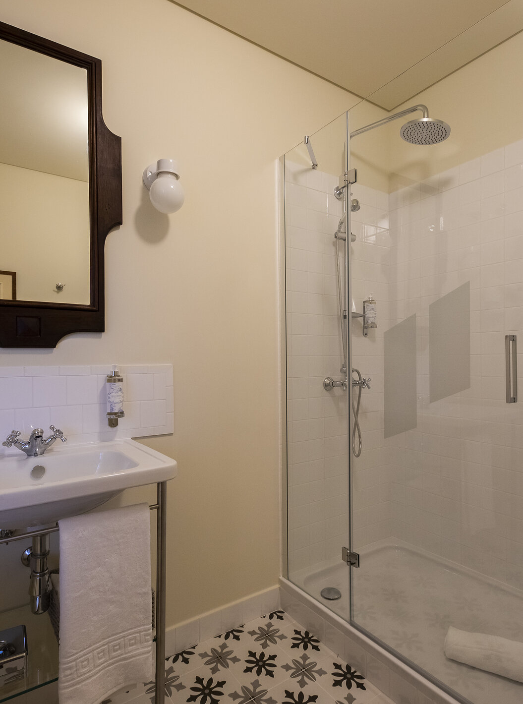 El Cuarto Superior de la Pousada Vila Óbidos tiene baño con ducha, lavabo, espejo y secador de pelo