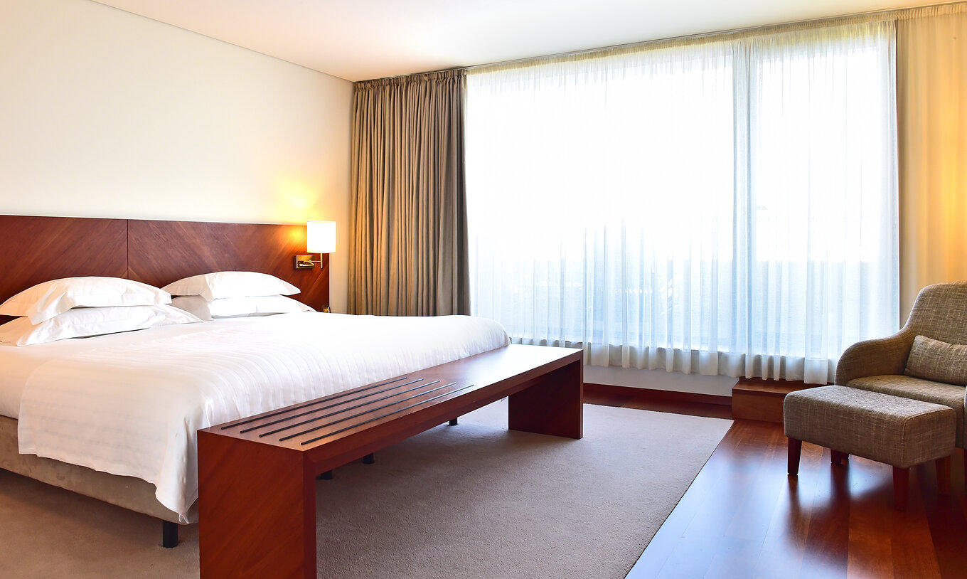 El Cuarto Superior de la Pousada Viseu cuenta con cama de matrimonio, mesita de noche con lámpara y un sillón