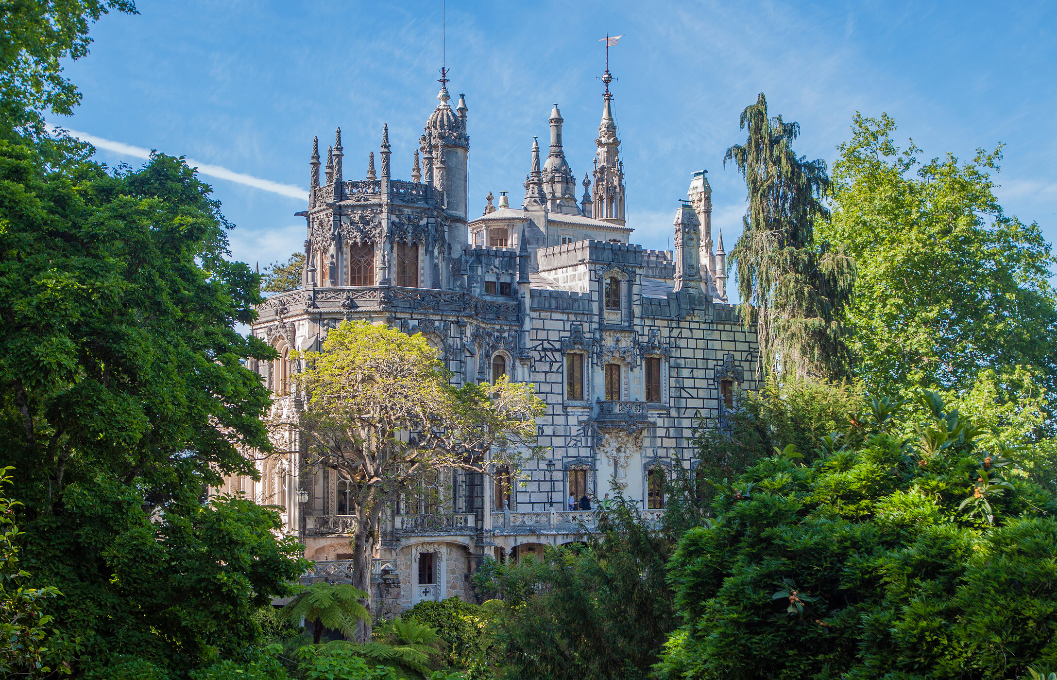 La Quinta da Regaleira en Sintra encanta con sus jardines místicos, cuevas secretas y arquitectura neogótica