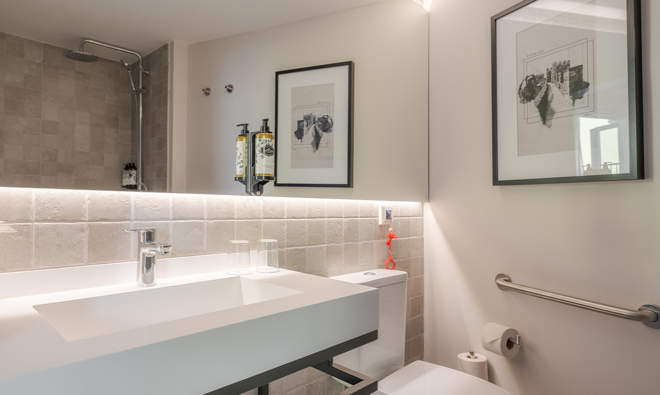 En el Comfort Balcony de la Pousada Alfama hay un espejo largo y un amplio lavabo en el baño