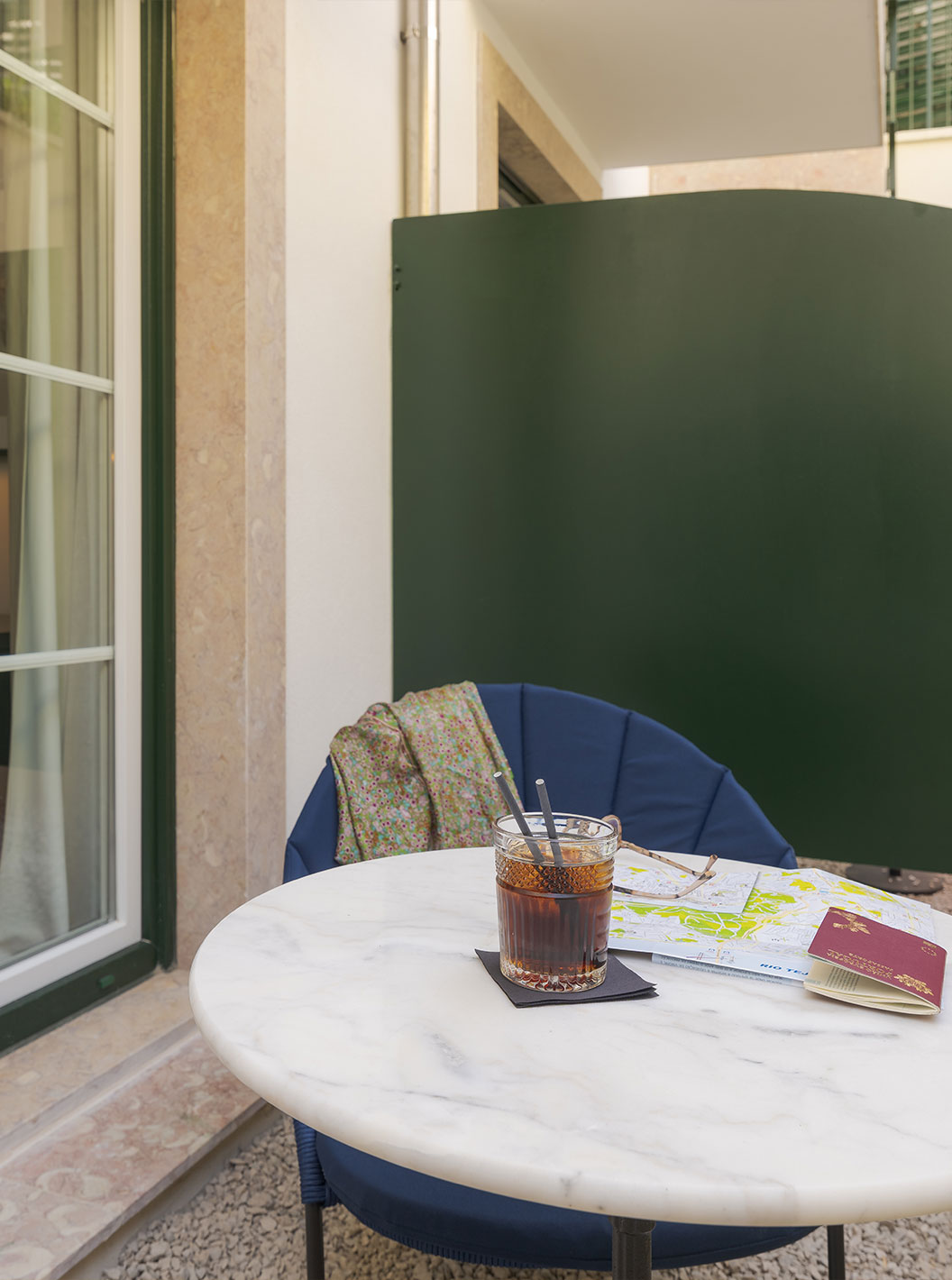 El Comfort Terrace de la Pousada Alfama tiene un pequeño balcón con mesa y sillas donde puede relajarse y beber algo