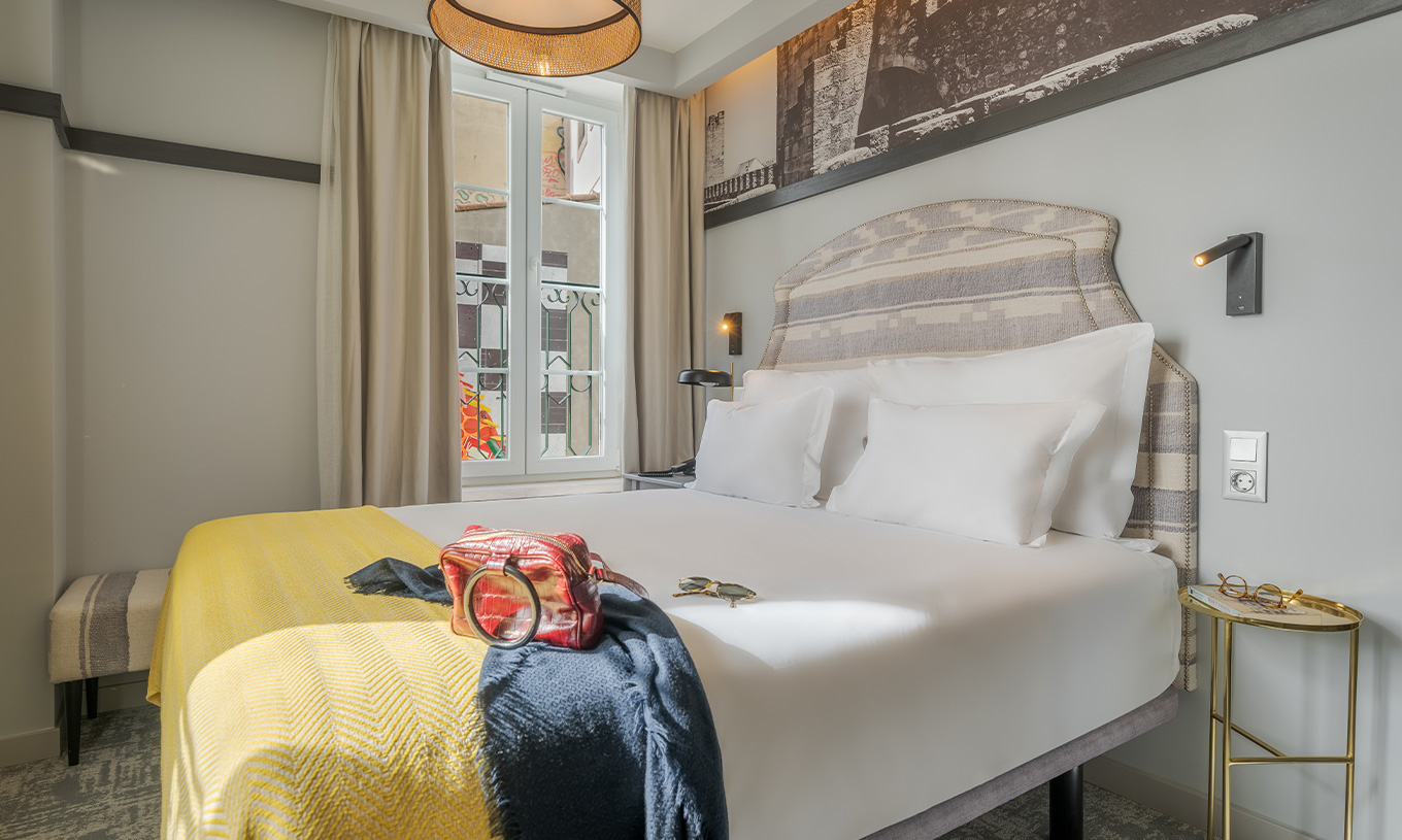 El Large Family Room de la Pousada Alfama tiene una cama de matrimonio y el cuarto está decorado en tonos de amarillo