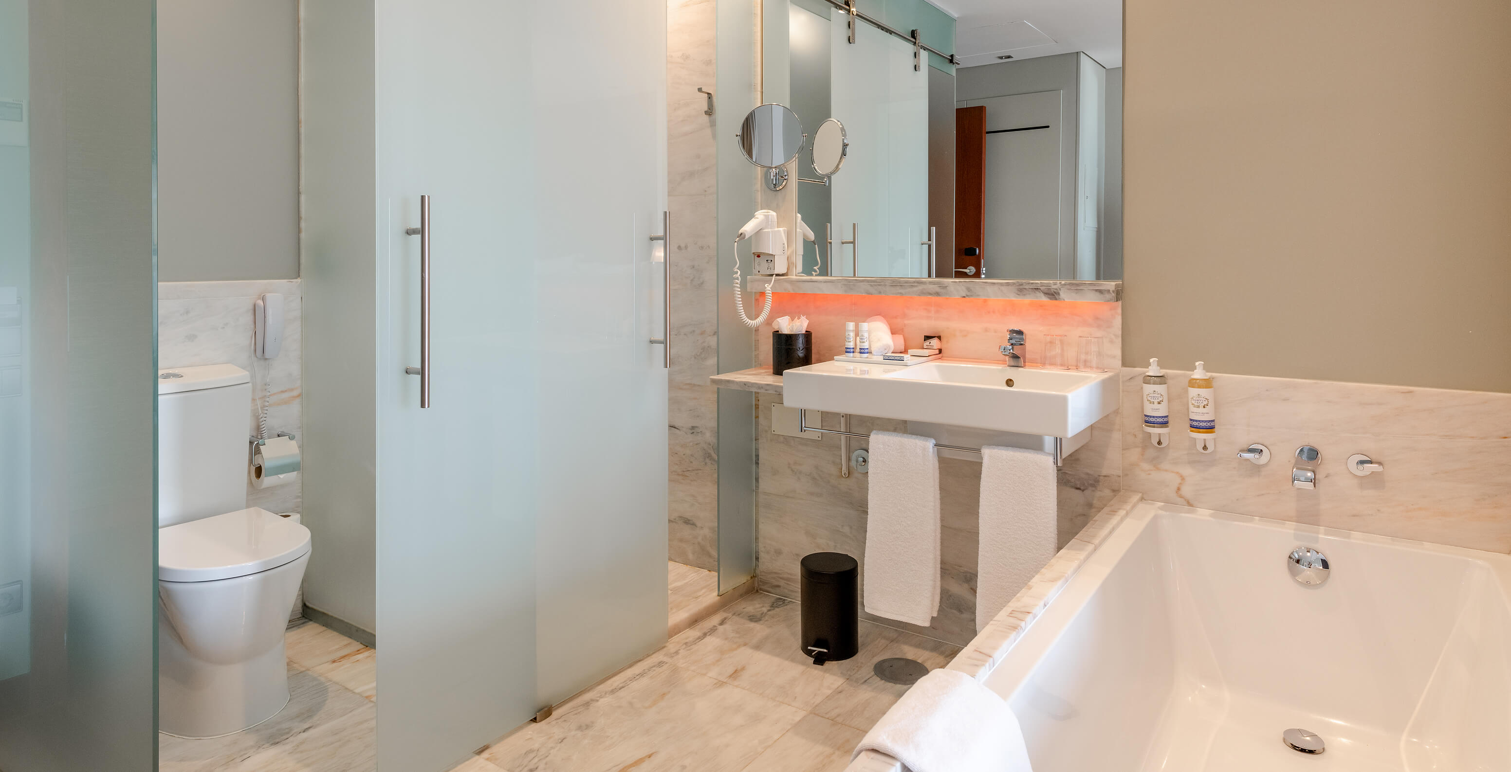 El Premium King Size Bed de la Pousada Lisboa Praça do Comércio ofrece un baño con bañera relajante y ducha.