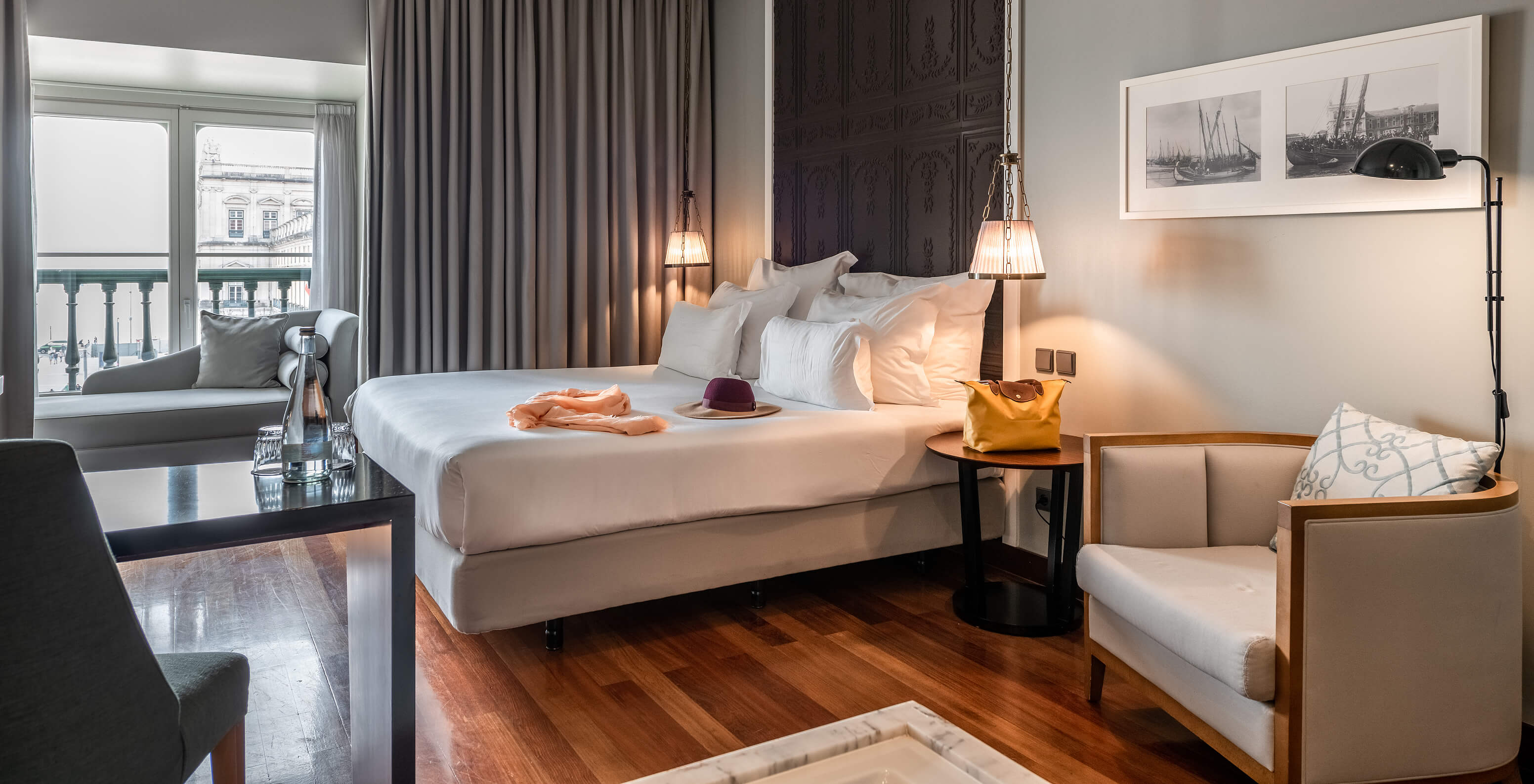 El Premium King Size Bed de la Pousada Lisboa Praça do Comércio cuenta con una cama de matrimonioy una chaise longue.