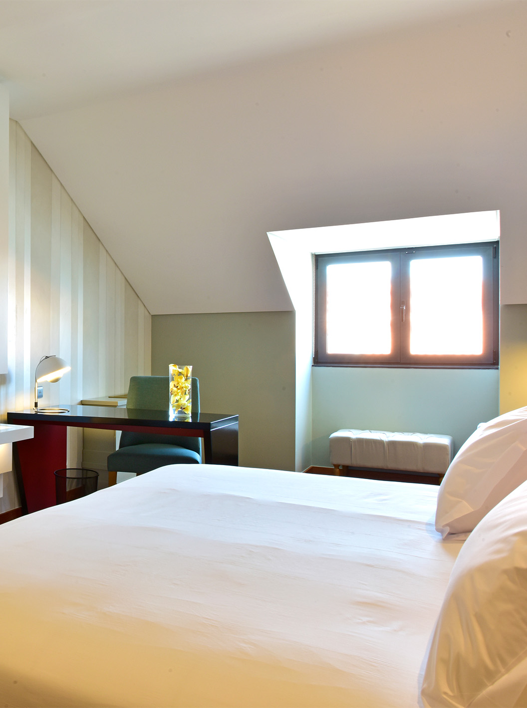 El Mezzanine King Size Bed de la Pousada Lisboa Praça do Comércio tiene cama de matrimonio, televisión y escritorio