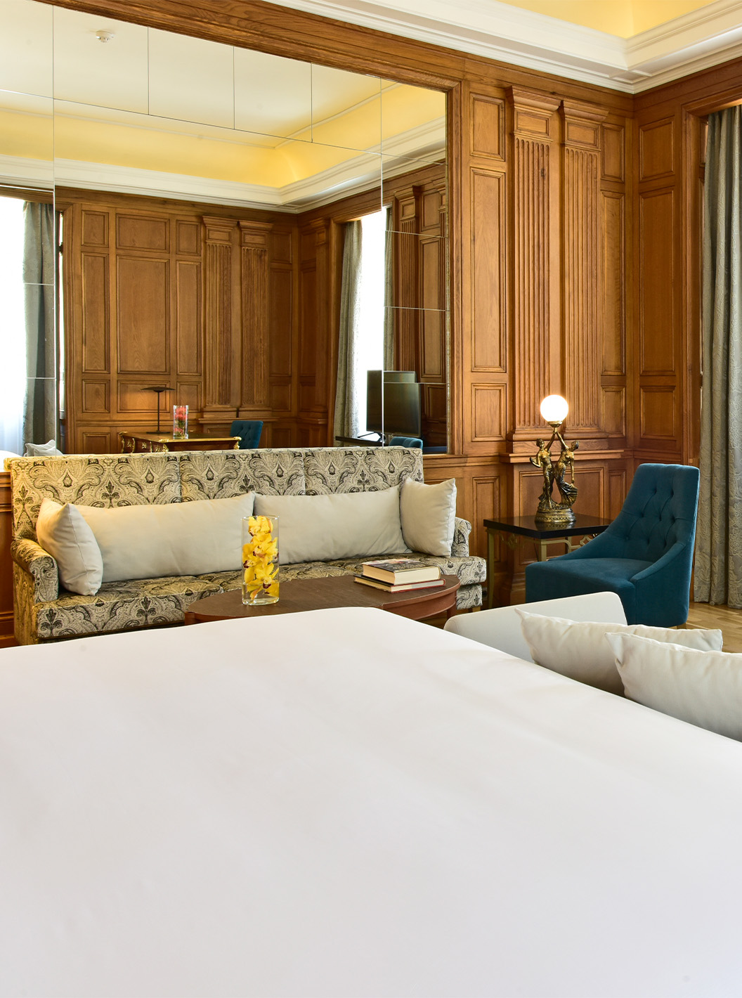 El Suite Áurea King Size Bed de la Pousada Lisboa Praça do Comércio tiene cama de matrimonio, espejo y ventanas grandes