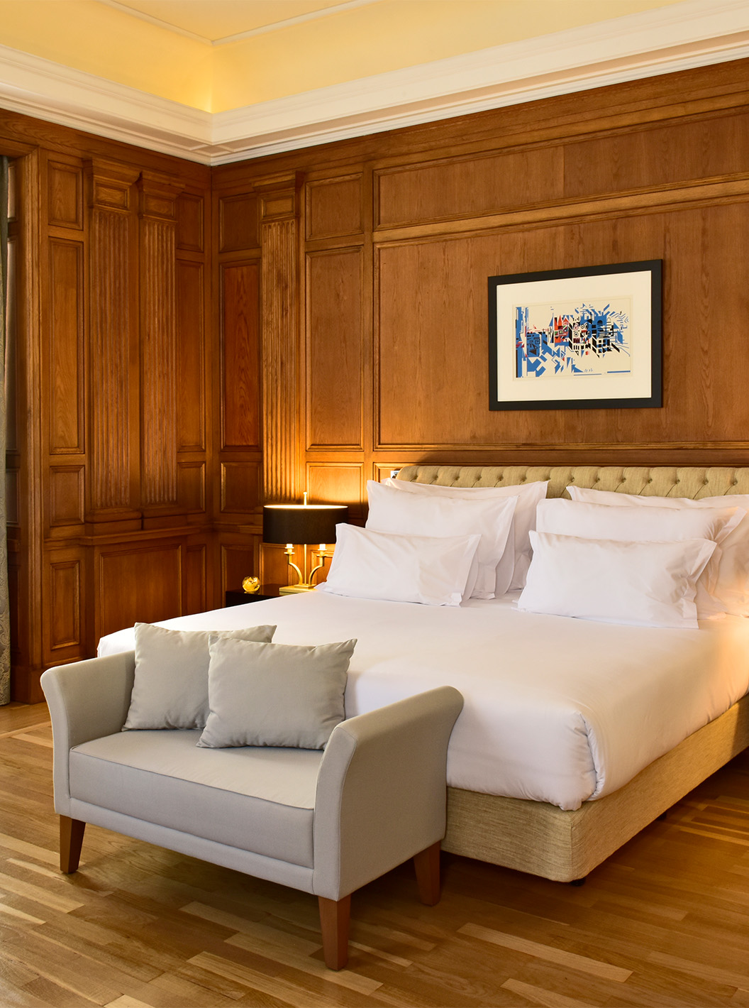 El Suite Áurea King Size Bed de la Pousada Lisboa Praça do Comércio tiene cama de matrimonio con sofá a los pies y ventana