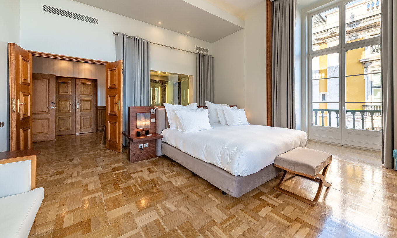 La Suite Praça do Comércio King Size Bed de la Pousada Lisboa Praça do Comércio tiene una cama grande y ventanas