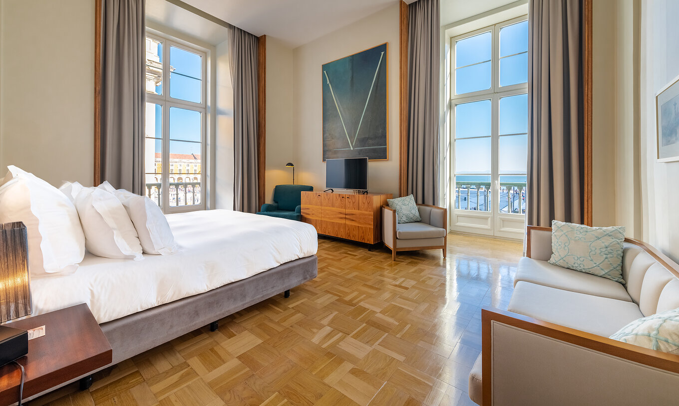 La Suite Praça do Comércio King Size Bed de la Pousada Lisboa Praça do Comércio tiene vista al río, con sofá y TV