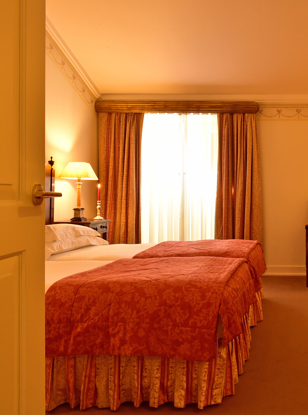 La Habitación Clásica de la Pousada Palácio Queluz tiene un amplio espacio alrededor de la cama, con dos sillas y una ventana