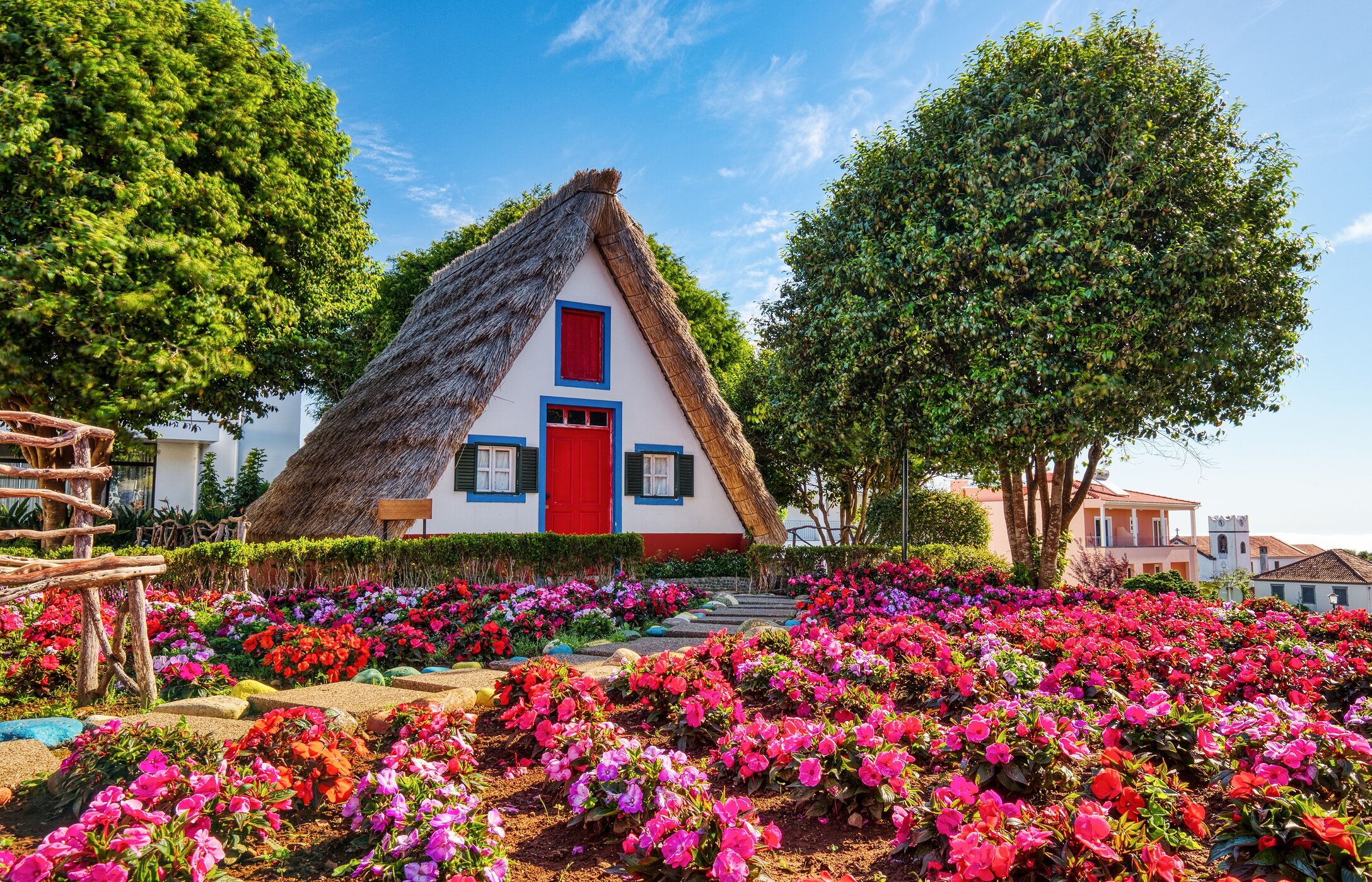 Las casas típicas de Santana, muy características de la Isla de Madeira, con forma triangular, tres ventanas y una puerta