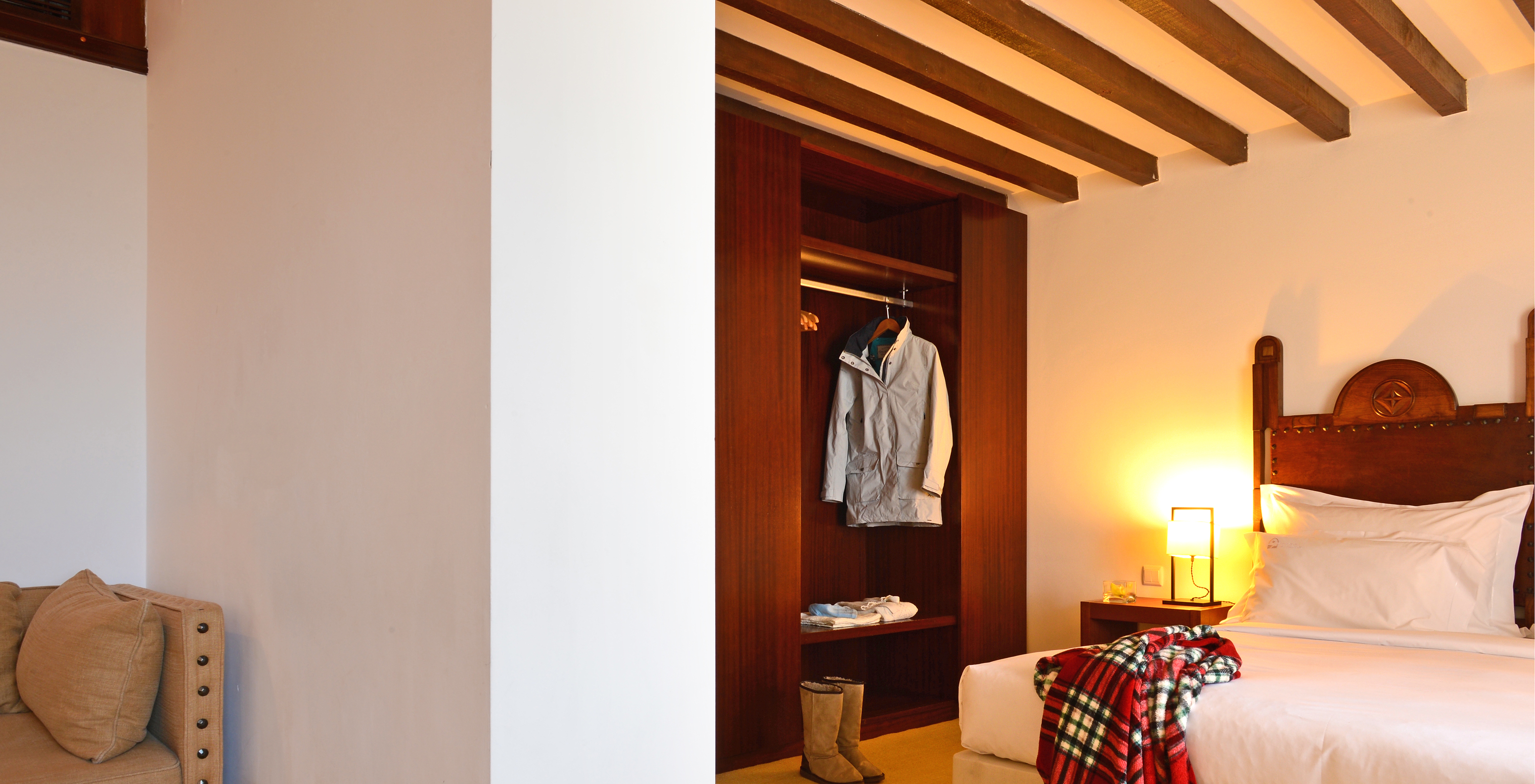 La Suite Standard de la Pousada Caniçada - Gerês tiene una cama de matrimonio, un sofá y un armario para ropa y zapatos