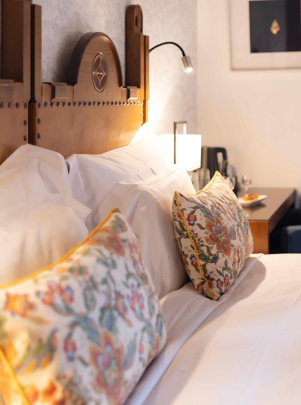 La Suite Standard de la Pousada Caniçada – Gerês cuenta con una cama cómoda y mucha luz natural.