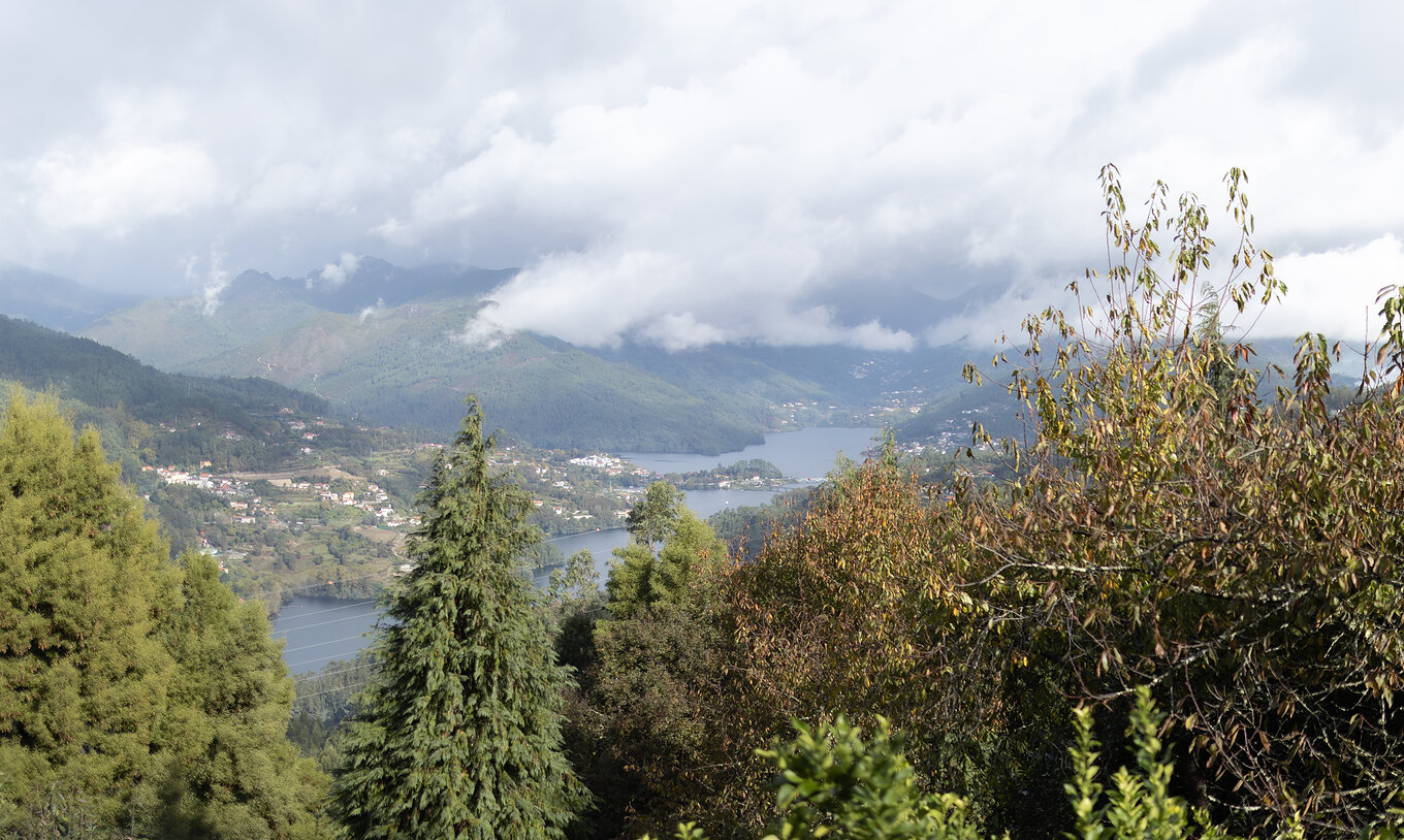 La Habitación Superior de Pousada Caniçada - Gerês tiene una ventana con vista a la Serra do Gerês