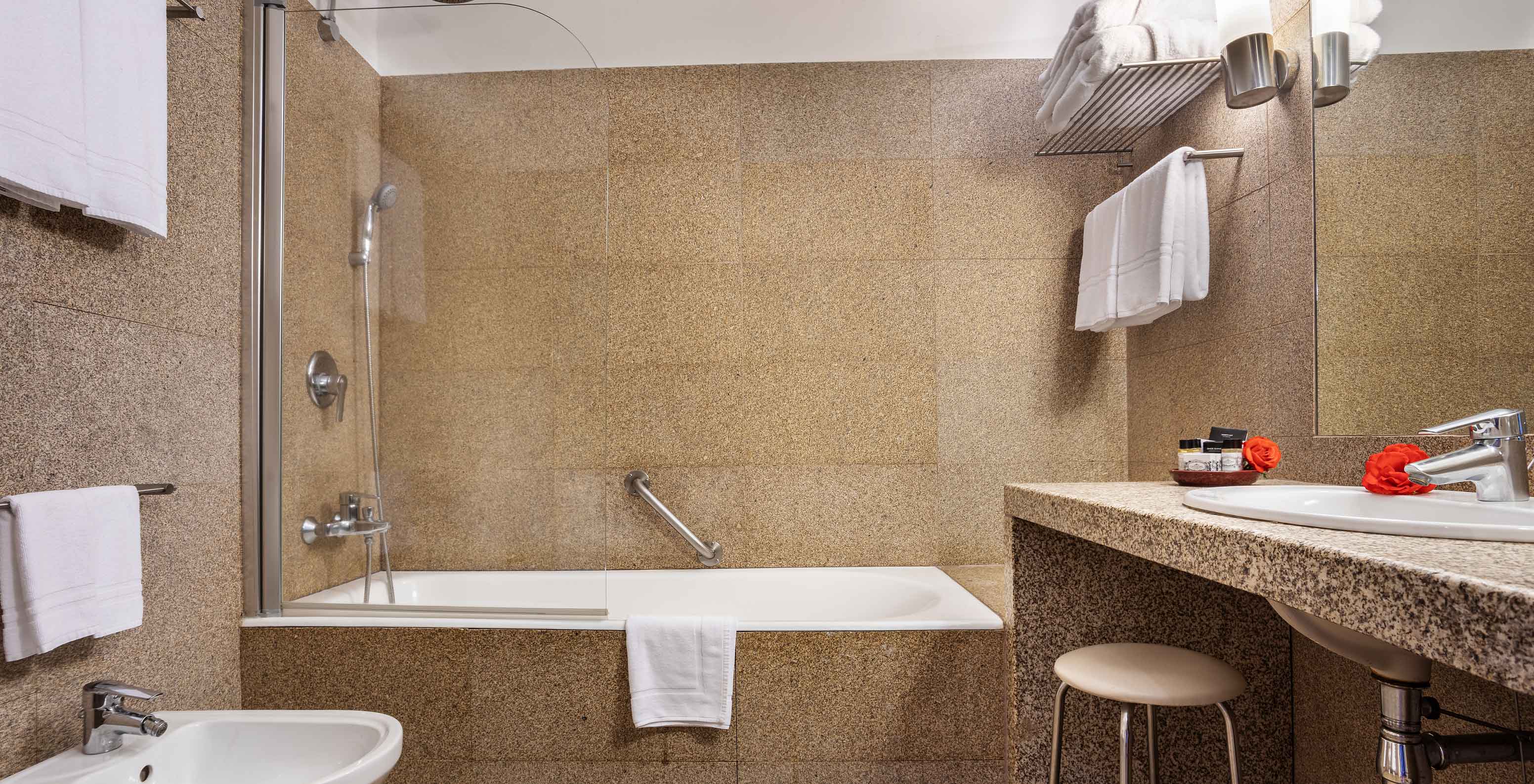 El Classic Family de la Pousada Mosteiro Guimarães tiene un baño con bañera, ducha y un lavabo