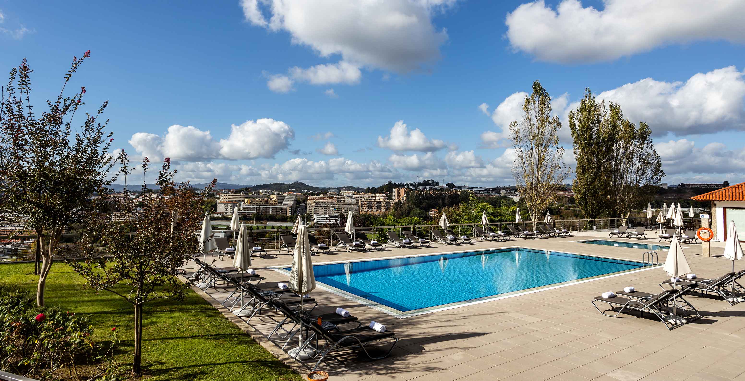 Piscina exterior con vistas a la ciudad en la Pousada Mosteiro de Guimarães, un hotel en Guimarães con piscina